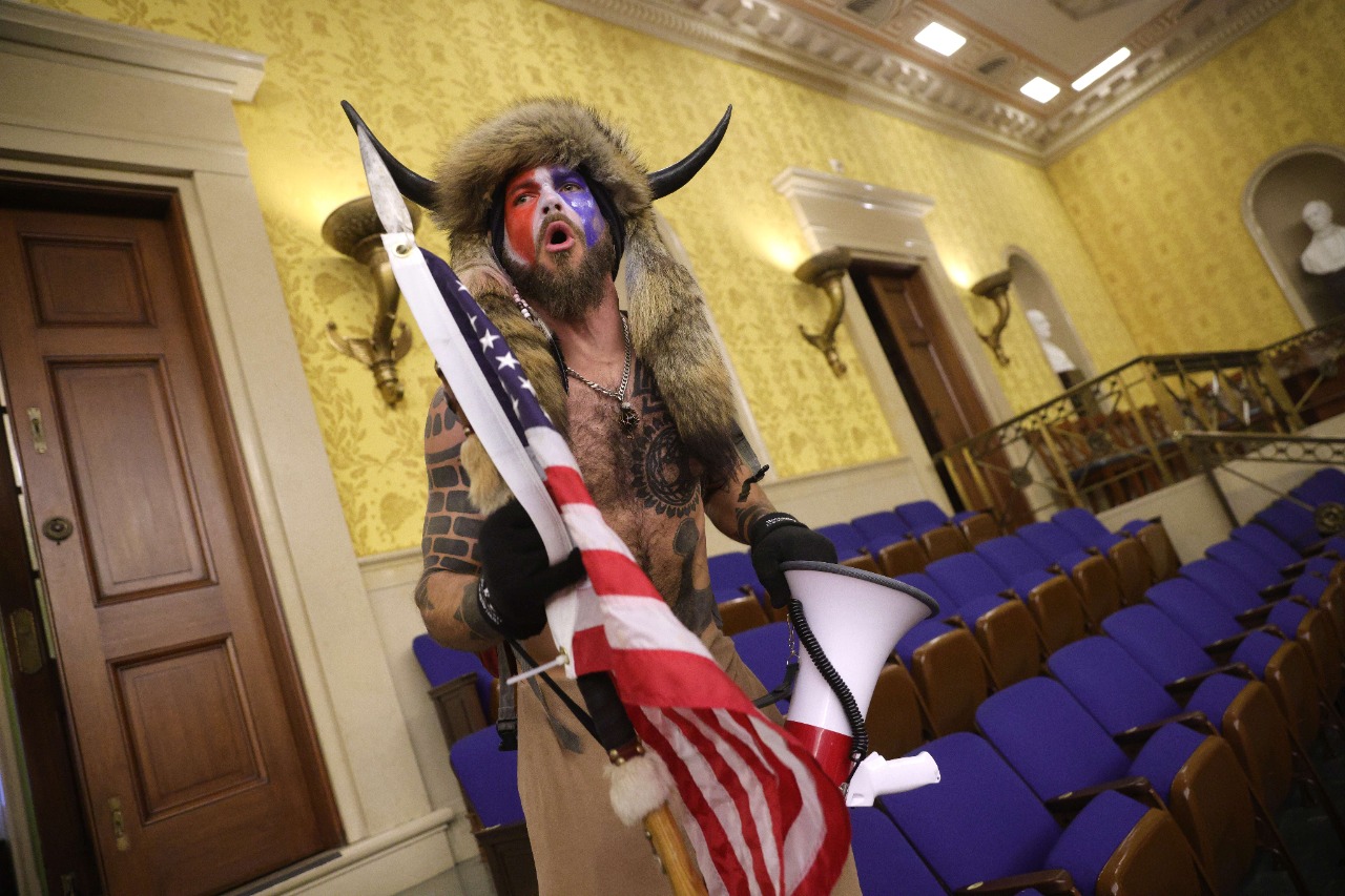 Las impresionantes fotos del hombre de los cuernos y sus compañeros tomando el Capitolio