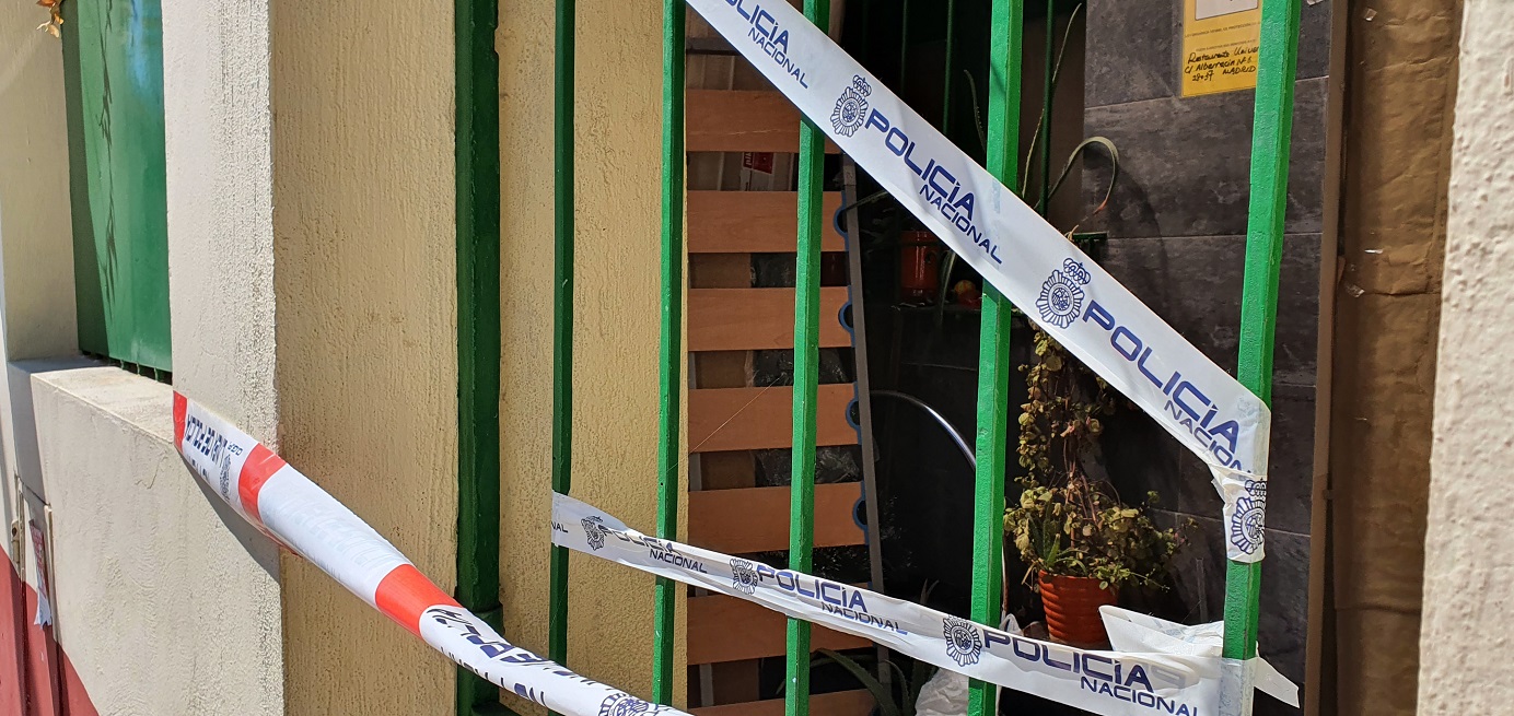 Puerta de entrada al restaurante “El Buen Gusto”. En segundo plano, uno de los somieres sobre los
que dormían los inquilinos.