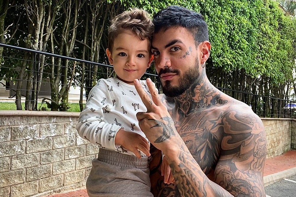Mateo Carvajal y su hijo después del escándalo del tatuaje del menor.