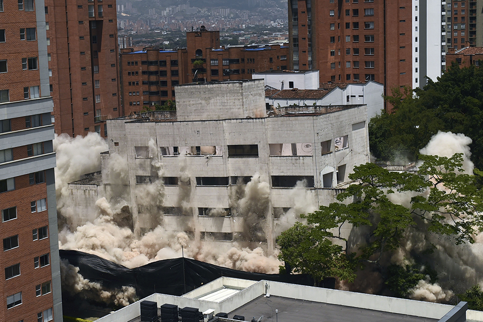 Lo que sigue ahora, con el lote donde estaba el Mónaco, es la construcción del parque y del memorial Inflexión, pensado para rendir homenaje a las víctimas del narcotráfico. “Hoy vemos nacer un nuevo símbolo, un memorial, un espacio público para honrar nuestro dolor. Habrá ruinas que representarán el reconocimiento de la tragedia. Un memorial que estará a cargo de 5 arquitectos de la Universidad Nacional que ganaron el concurso público internacional. Es una inflexión en nuestra historia: donde hay una cicatriz, dejaremos huella y haremos memoria”.