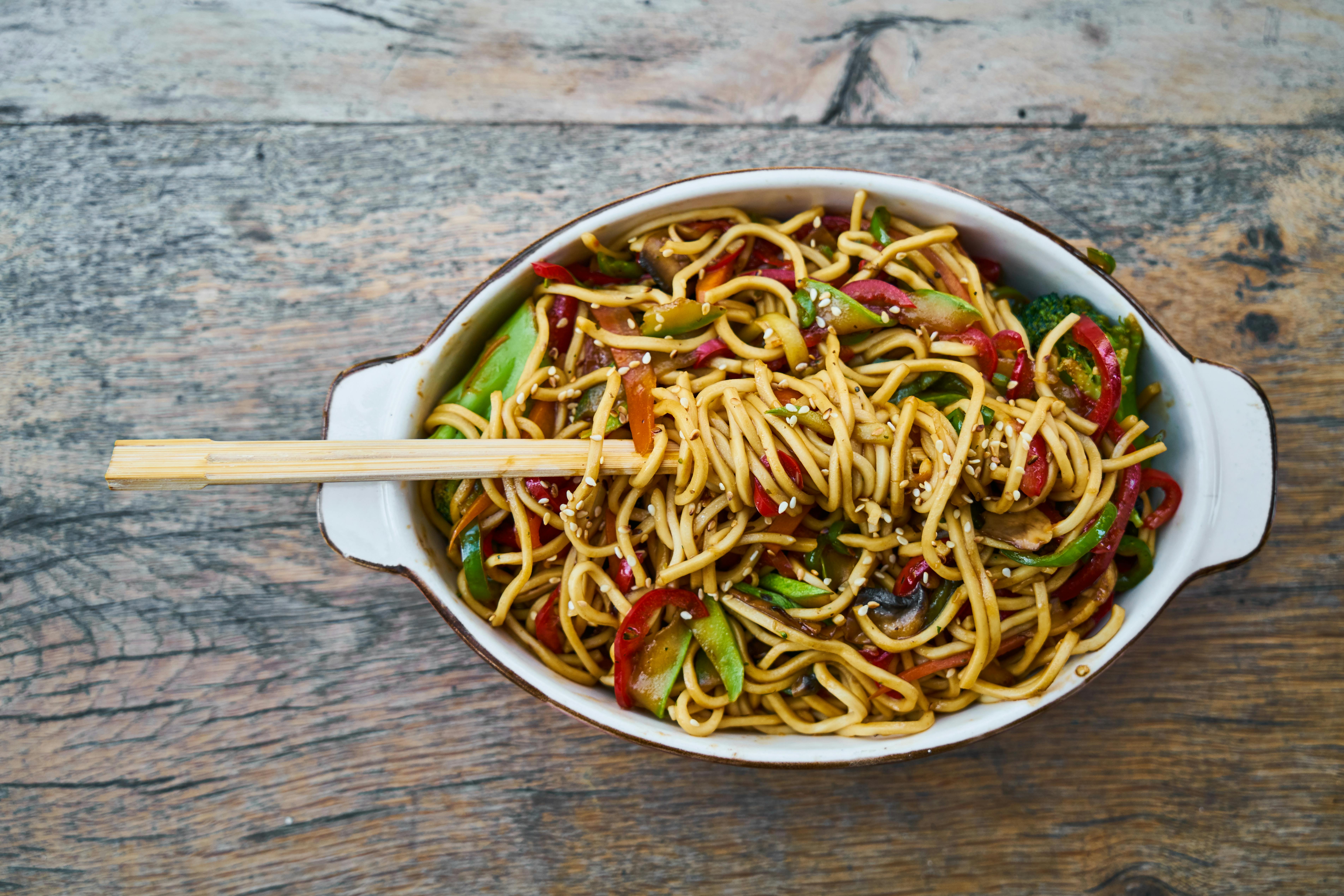 “Noodles” salteados con camarones, maní y ajonjolí