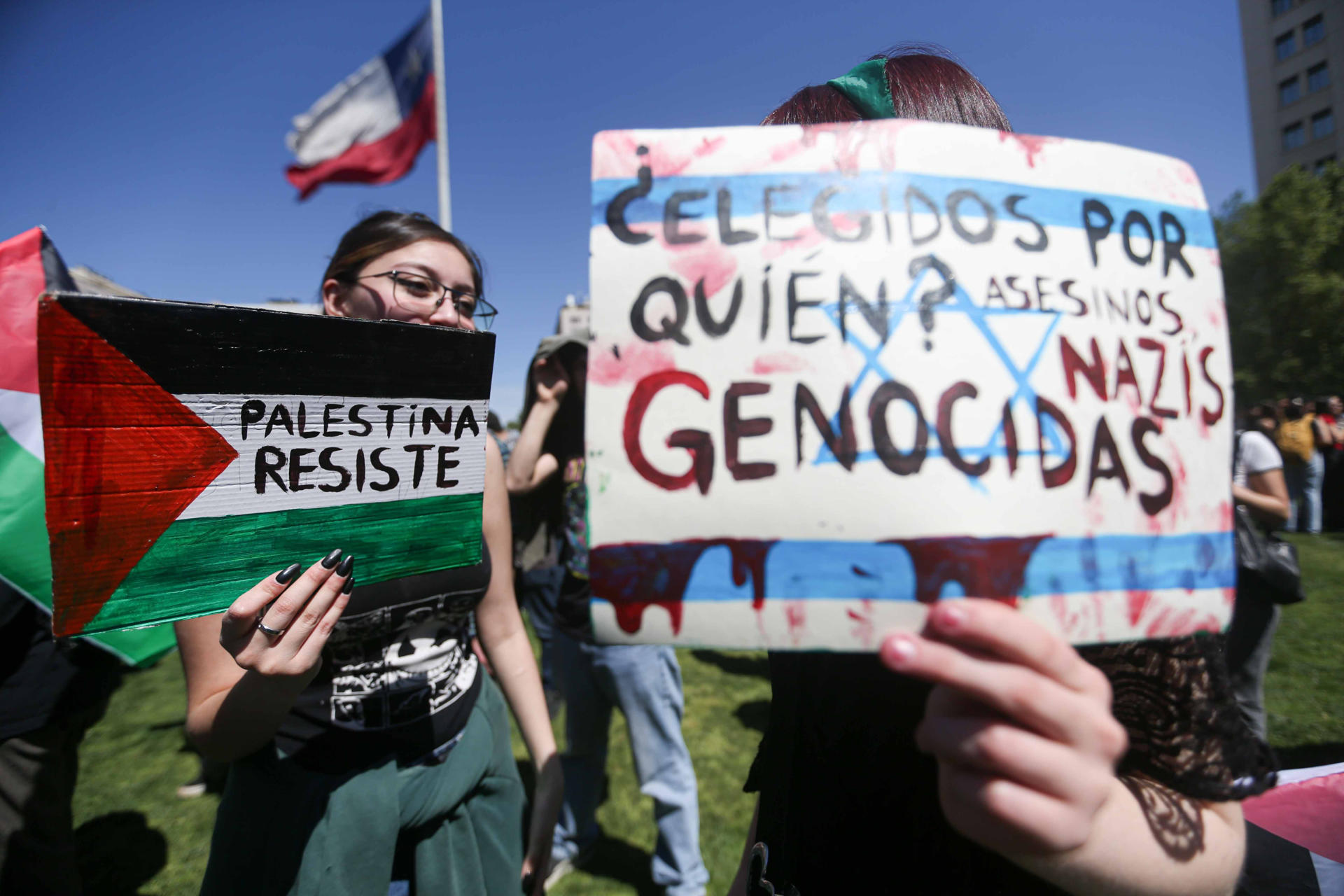 AME5669. SANTIAGO (CHILE), 07/10/2025.- Personas sostienen carteles durante una marcha en apoyo a Palestina pidiendo el fin de la ofensiva israelí en Gaza este martes, en Santiago (Chile). La ofensiva militar en Gaza que comenzó hace dos años ya ha provocado más de 66.000 muertos, gran parte de ellos civiles. EFE/ Ailen Díaz