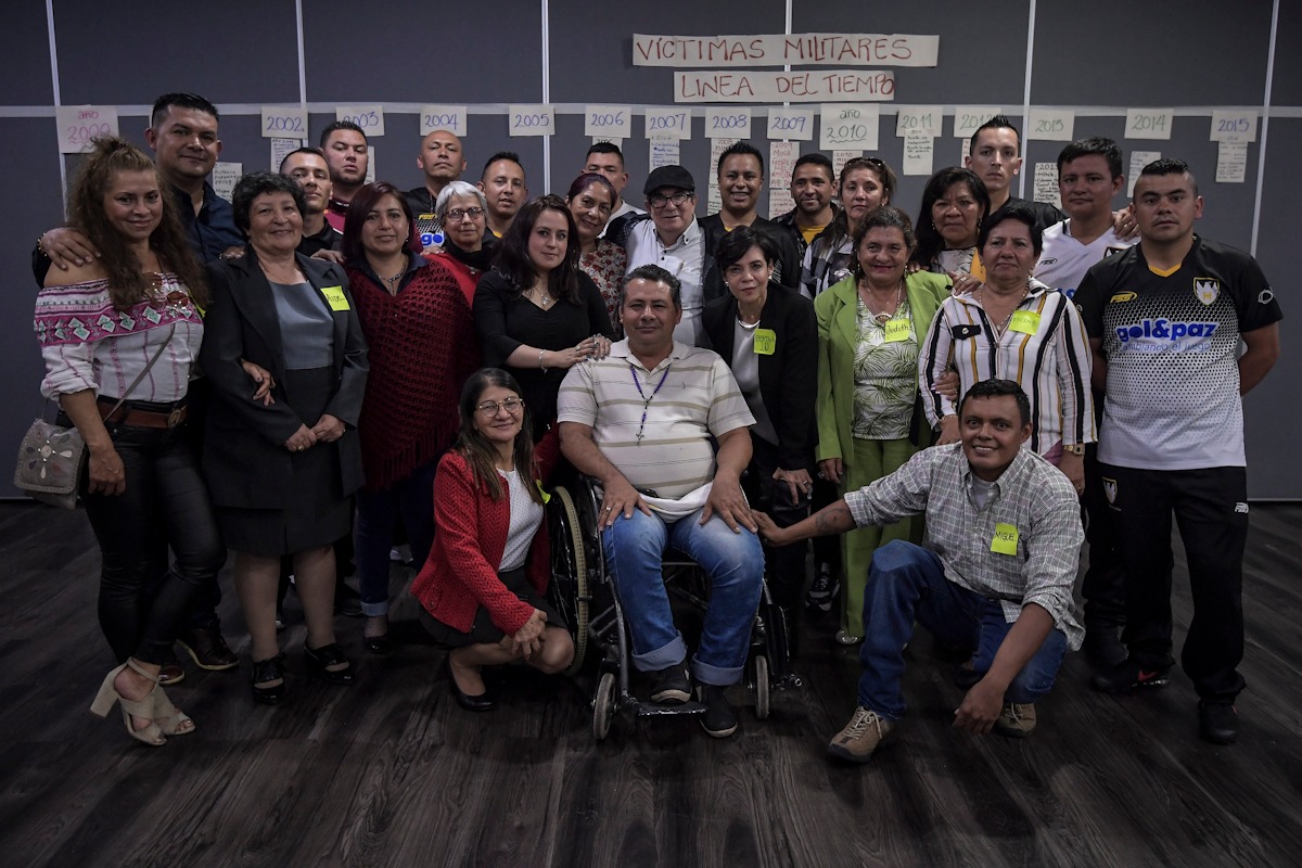 Después de momentos de tensión, madres, soldados y Farc pudieron entablar un diálogo sobre la necesidad de reconciliarse.Mauricio Alvarado.Pero no fue tan sencillo como verse y conversar tranquilamente. Fries dice que había mucho dolor y mucha rabia. Resentimiento. Por eso era necesario trabajar, construir. El primer día del encuentro solo estuvieron las madres y los soldados. Ahí construyeron la línea de tiempo de las víctimas militares y dibujaron los hechos dolorosos. El segundo día, ya la actitud era otra. Fries dice que “es como un parto”. Es necesaria una preparación, un proceso, y luego sale el resultado.