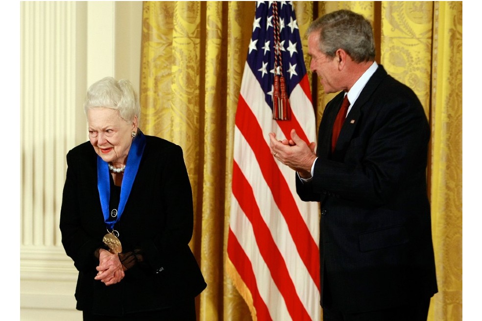Olivia de Havilland condecorada por el presidente de Estados Unidos, George W. Bush, el 17 de noviembre de 2008.