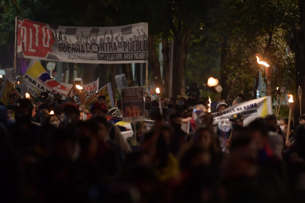 Con antorchas en mano, manifestantes bloquearon la autopista Norte en Bogotá