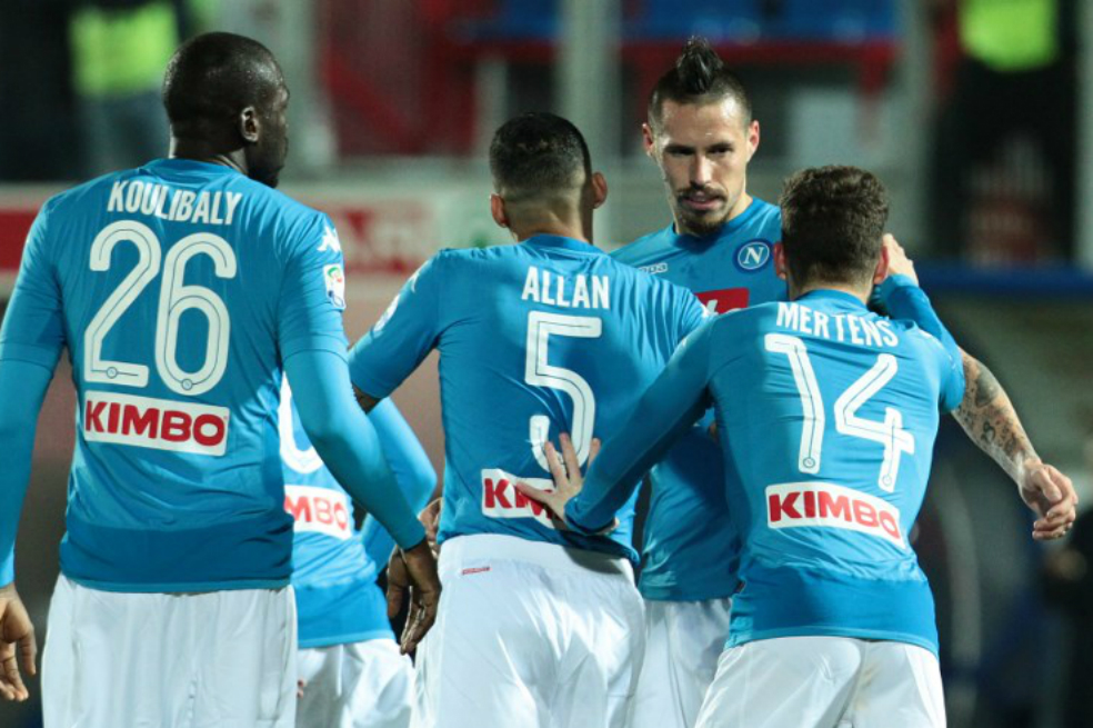 Napoli vence al Crotone y termina el año como campeón de invierno en Italia