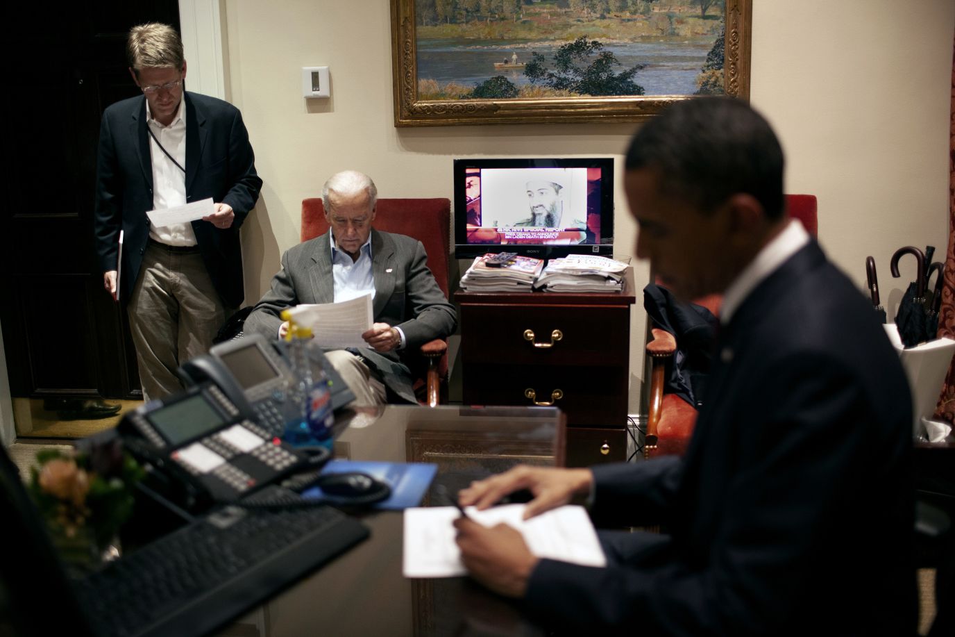En las imágenes se pueden ver los rostros preocupados del expresidente Barack Obama, así como de su vicepresidente y actual mandatario de Estados Unidos, Joe Biden.