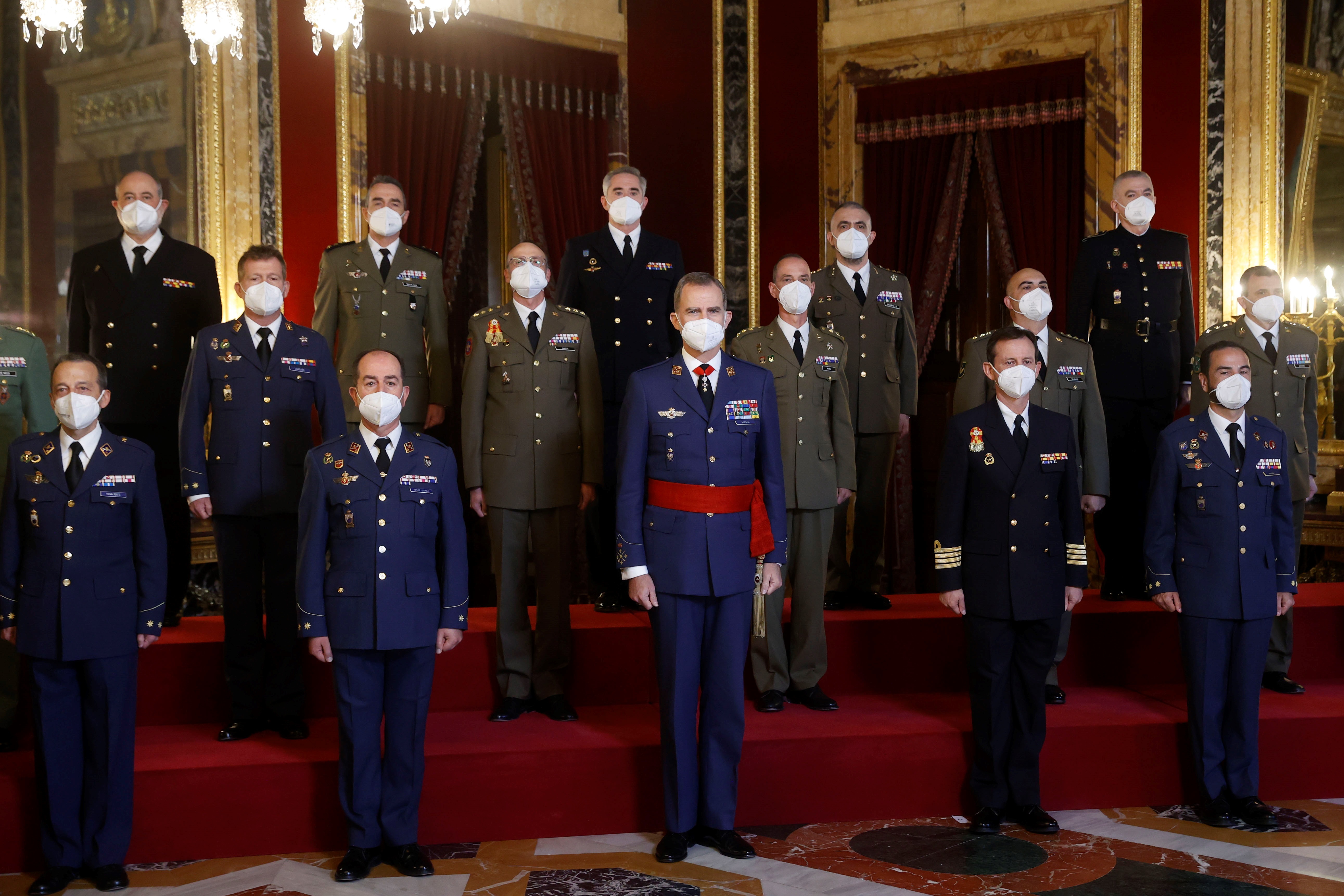 MADRID, 08/02/2022.- El rey Felipe VI posa junto a un grupo de coroneles y capitanes de navío a quienes ha recibido en audiencia este martes en el Palacio Real de Madrid, tras haber sido designados para asumir el mando de distintas unidades militares. EFE/Juan Carlos Hidalgo ^***POOL***