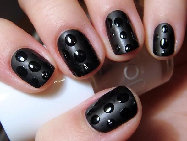 Este diseño de uñas cuadradas con puntos es simple pero efectivo.