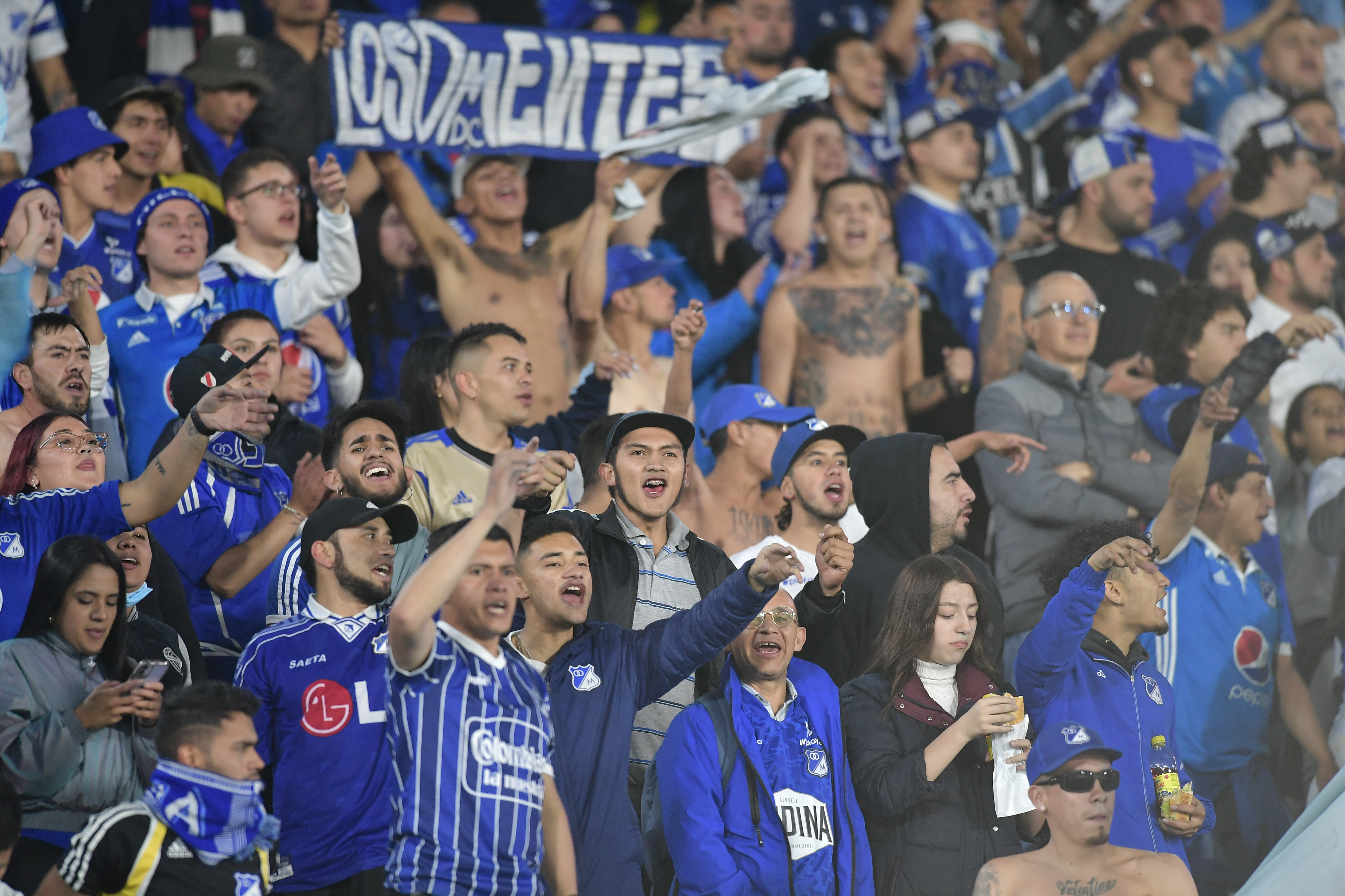 Formación, hinchas y jugadores de Millonarios durante el encuentro contra Santa Fe por la Semifinal de Liga Betplay