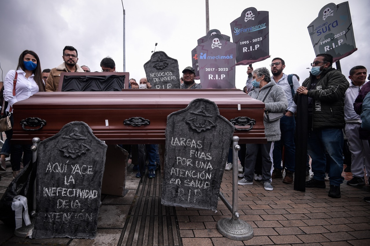 Con funeral simbólico, ciudadanos protestan frente al hospital San Juan de Dios