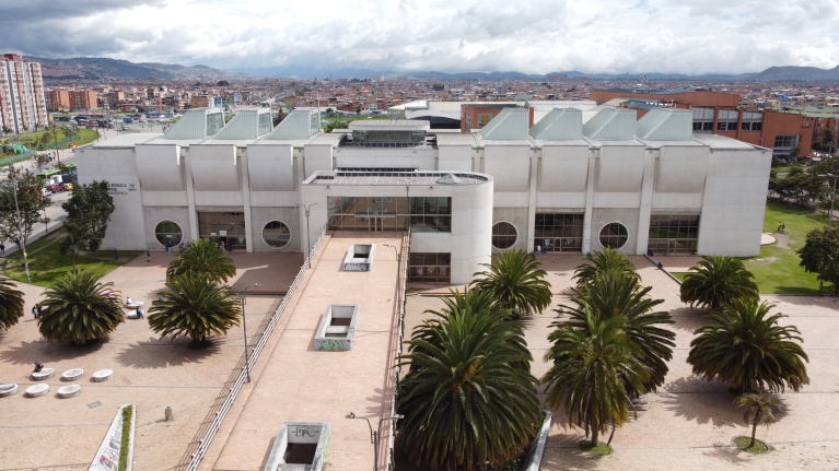Manuel Zapata Olivella fue un destacado escritor, antropólogo y médico colombiano, conocido por su obra literaria y sus contribuciones a la cultura afrocolombiana.