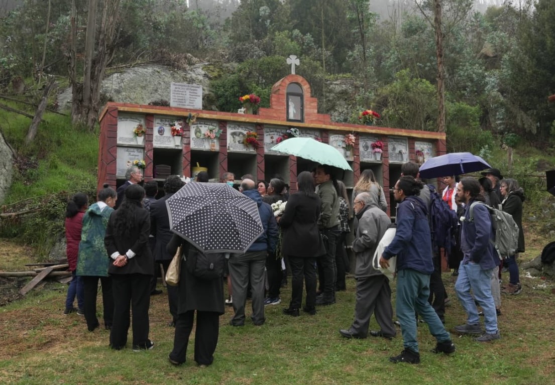 Los restos óseos de Óscar Morales ahora reposan en un cementerio cercano a la casa de sus padres, que anhelaron por años poder visitarlo y dejarle flores.