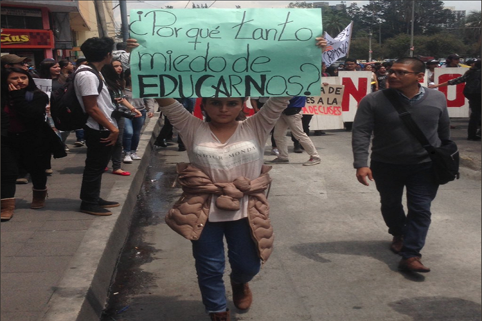 Universitarios protestan por recortes al presupuesto en Ecuador