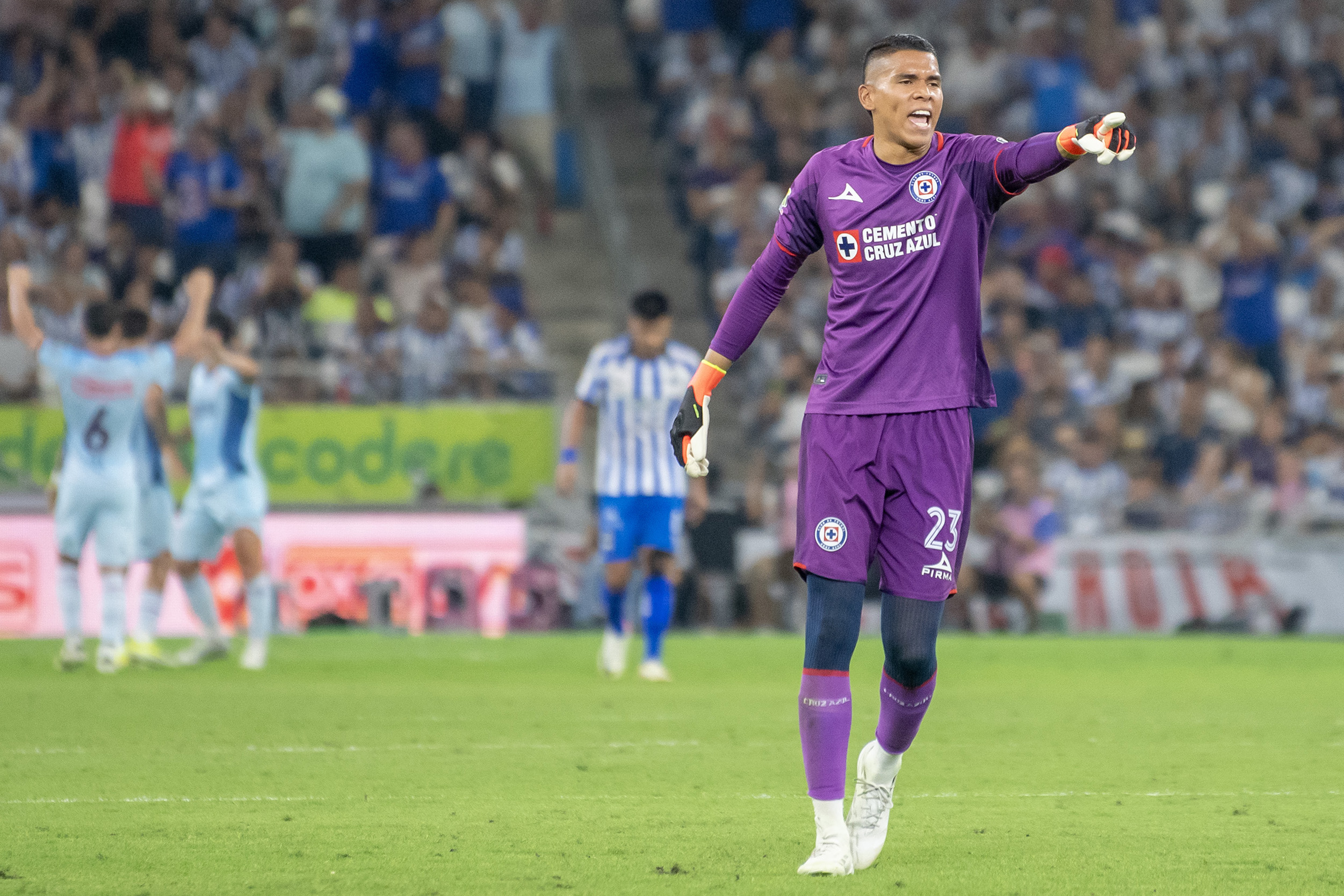 AME6581. MONTERREY (MÉXICO), 16/05/2024.- Kevin Mier portero de Cruz Azul festeja una anotación este jueves, antes del partido de ida correspondiente a la semifinal del Torneo Clausura 2024 de la Liga Mx entre Rayados y Cruz Azul, en el estadio BBVA de la ciudad de Monterrey (México). EFE/ Miguel Sierra