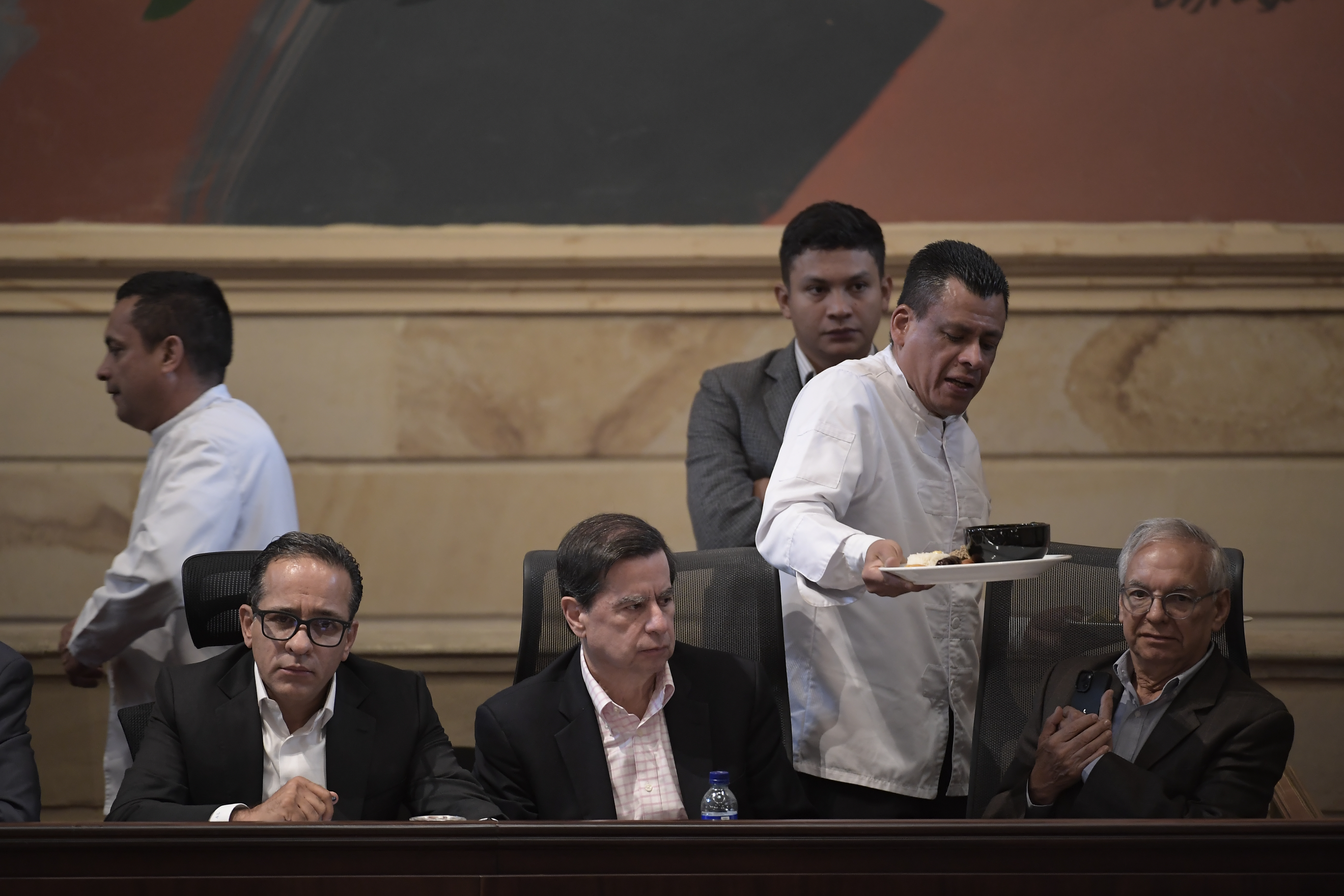 Director del Departamento Nacional de Planeación de Colombia; Juan Fernando Cristo, ministro del interior y Ricardo Bonilla, ministro de hacienda en el debate para definir el monto del Presupuesto General de la Nación (PGN) para 2025 (izq-der).