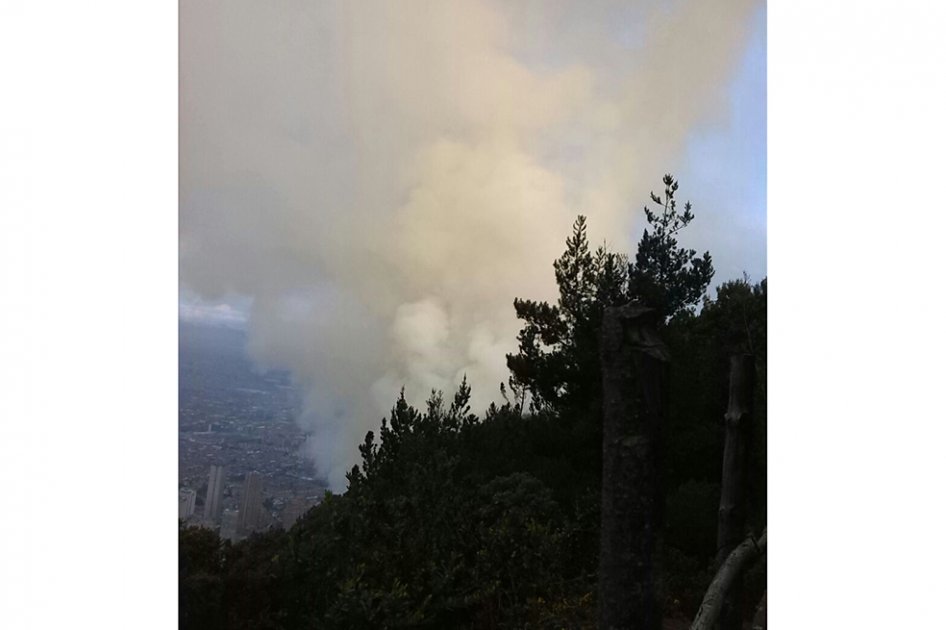 Autoridades trabajan para controlar incendio en los cerros de Bogotá