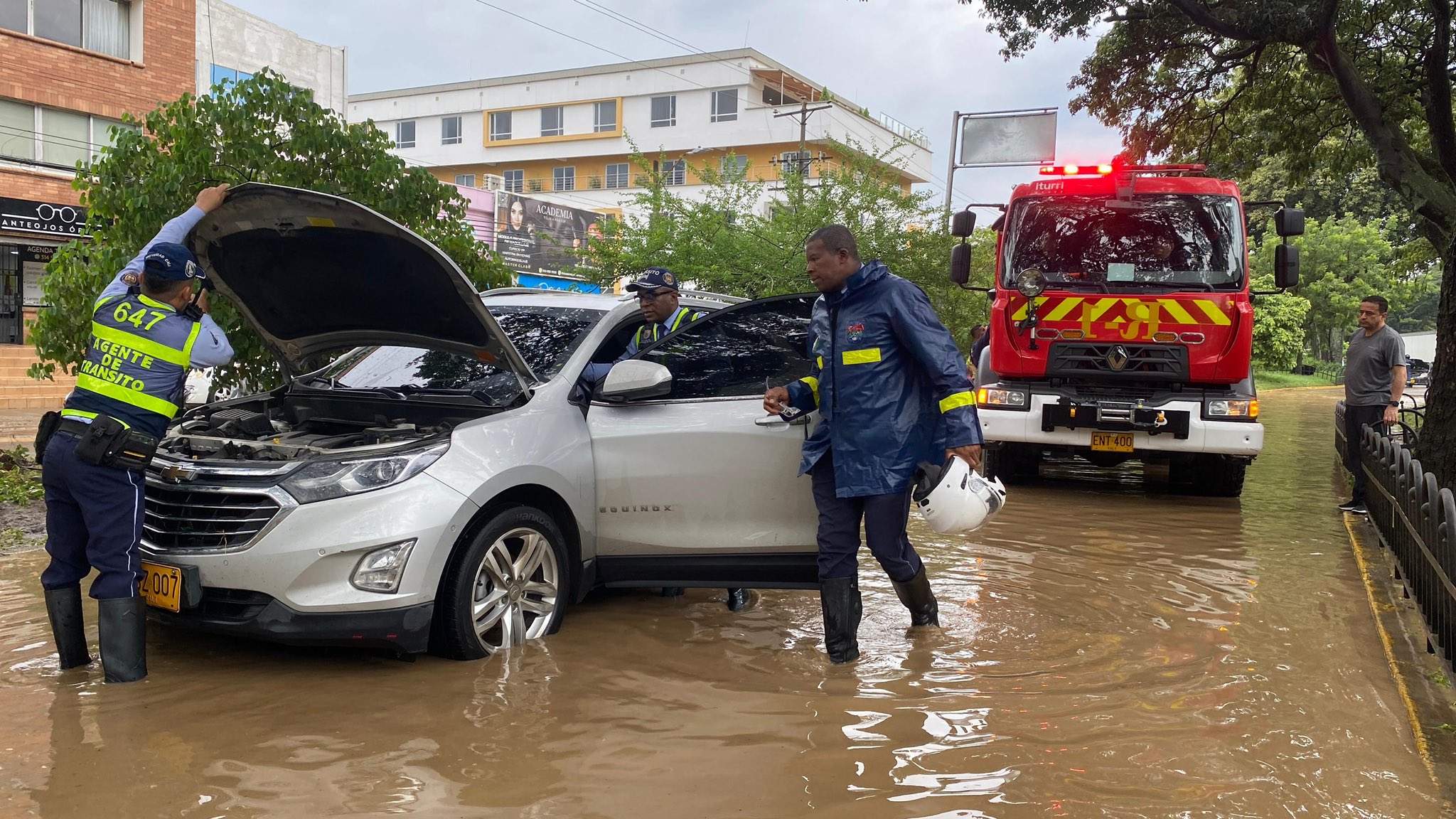 Lluvias en Cali provocaron nuevas inundaciones, emergencias y caída de árboles