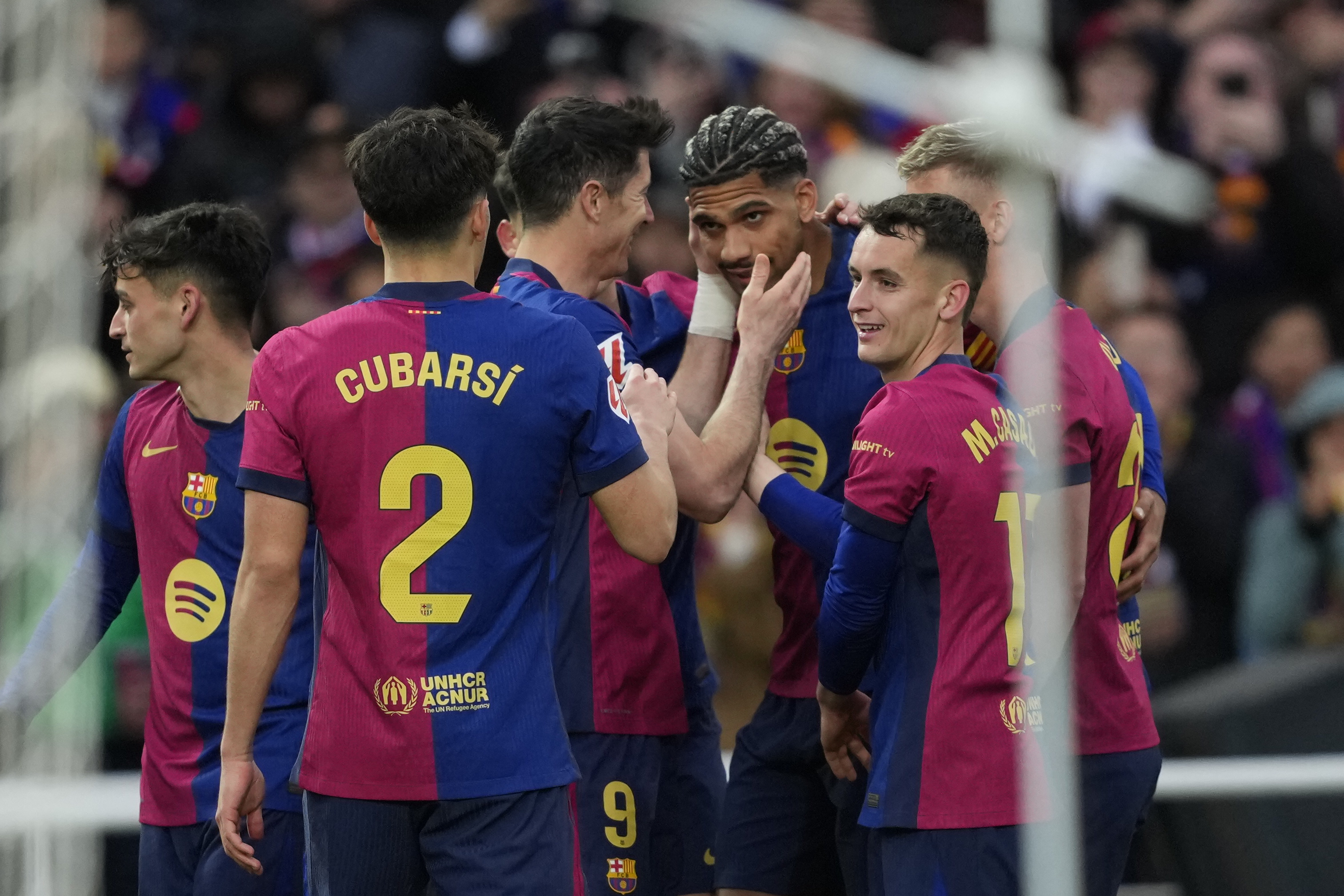 Barcelona gana, gusta y golea para seguir en el liderato de LaLiga