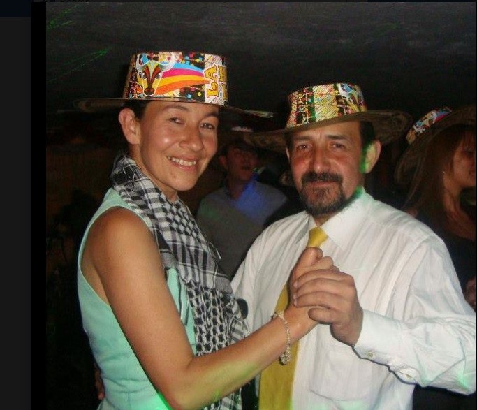 Contratación por un monto por fuera de la media estadística, en un momento inoportuno como es el remate de la campaña electoral en Bogotá, con irregularidades que inducen a pensar en direccionamiento de la licitación y favorecimiento a miembros de la campaña del candidato Carlos Fernando Galán. Todo con total silencio del alcalde, la gerente de Transmilenio y los Galán. ¿Y si hubiera pasado en otra ciudad? ¿Si se llamara Escuela Noño Elias? ¿Saben qué? Voten por el que quieran, pero acá dejo constancia.