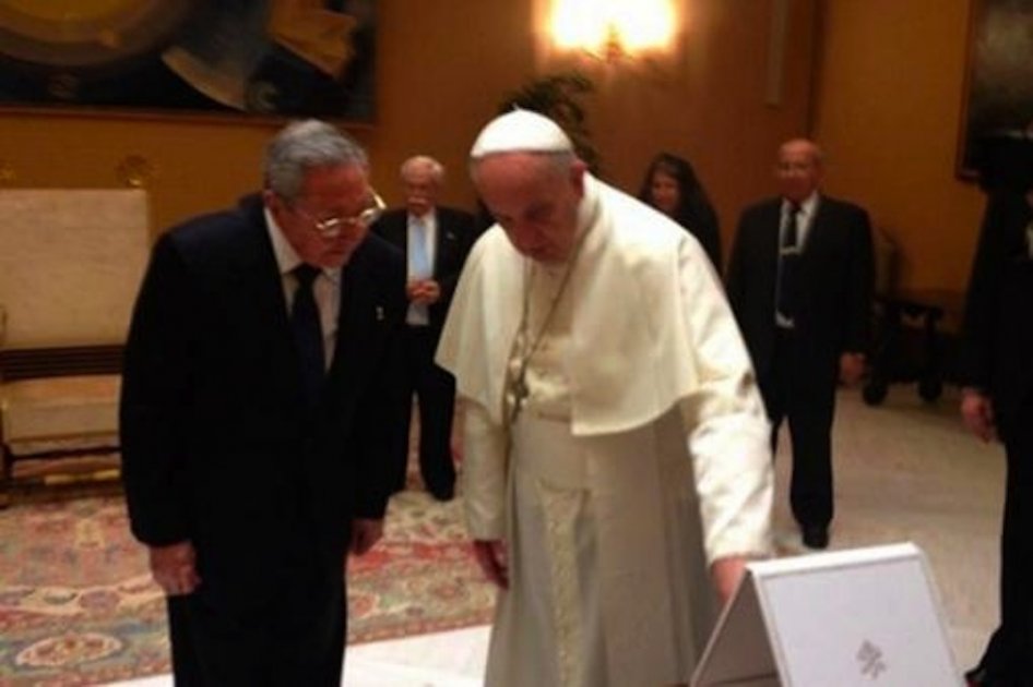 Durante visita al Vaticano, Castro agradeció al papa su mediación con Estados Unidos