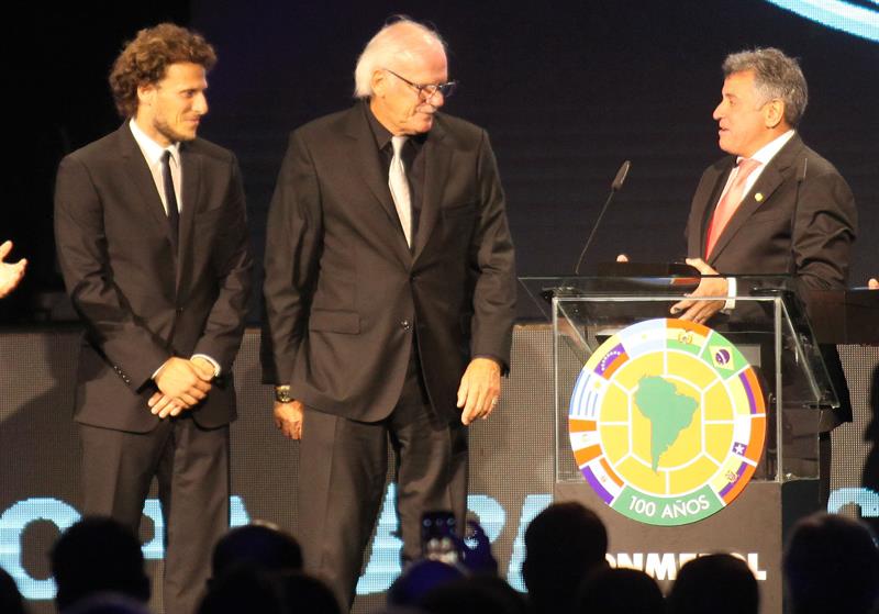Conmebol rindió un emotivo homenaje a Diego Forlán, su abuelo y su padre
