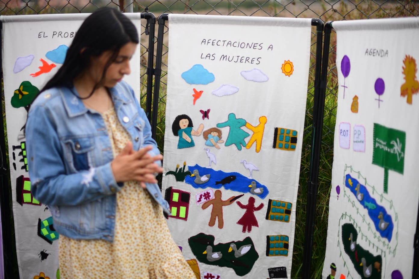 Las mujeres de la organización tejieron y pintaron las problemáticas de su territorio.