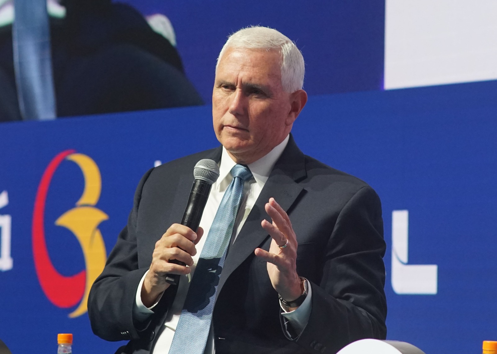 ¿Qué hacía Mike Pence en Cartagena, en donde suavizó su postura hacia Trump?