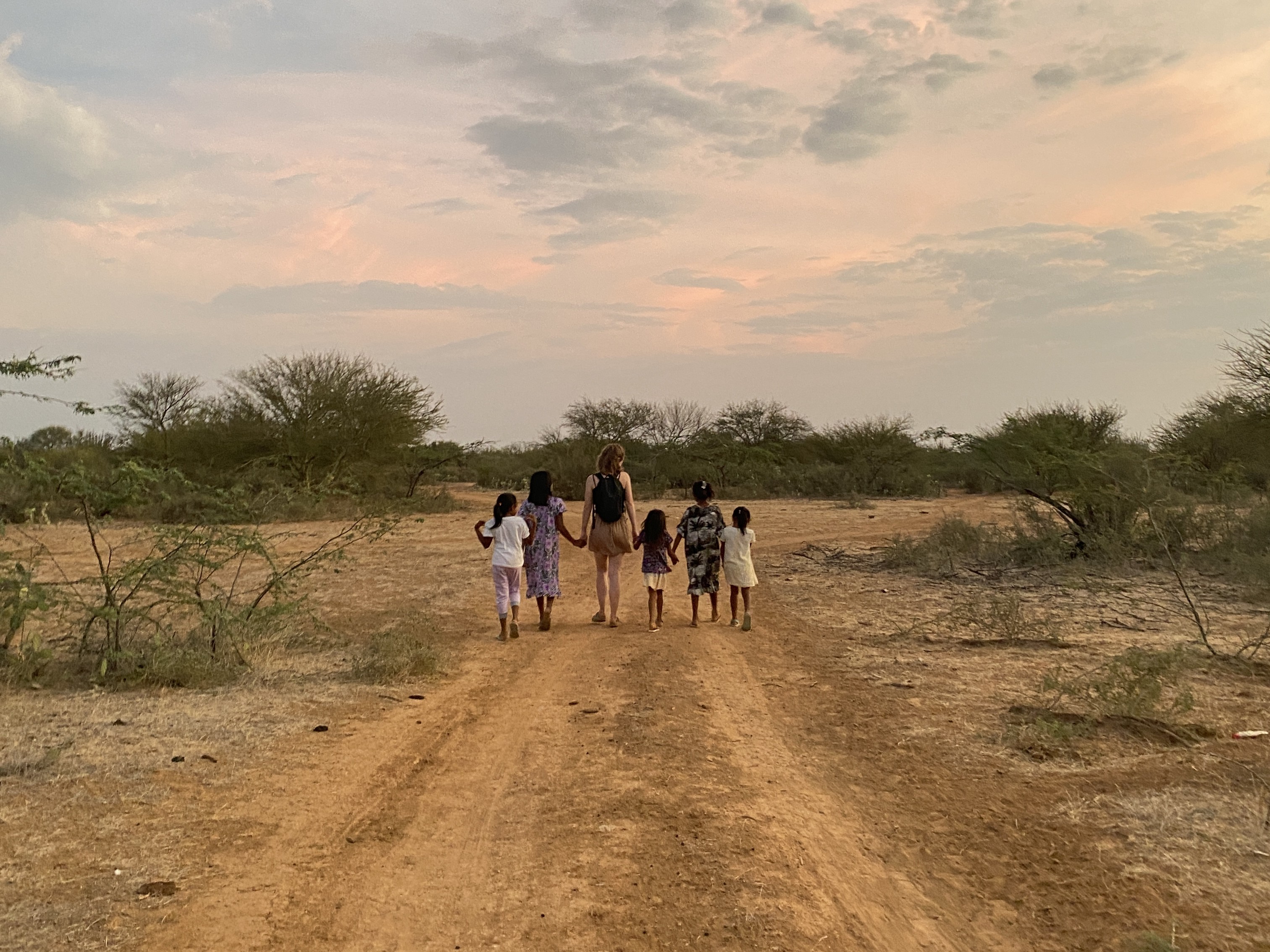 Las Travesías en el Desierto permiten a los viajeros sumergirse en la cultura Wayuu, explorando lugares emblemáticos como el Cabo de la Vela, Punta Gallinas y el Parque Nacional La Macuira.
