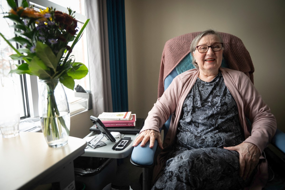 Rachel Fournier, quien solicitó asistencia médica para morir debido a un tumor cerebral, posa para una foto en un centro de cuidados paliativos en Boucherville, provincia de Quebec, Canadá.
