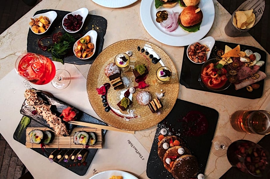 The Place to Be — un lugar donde todo puede pasar en gastronomía, música y arte y mucho más— trae dos celebraciones de Navidad y Año Nuevo para vivir en grande.