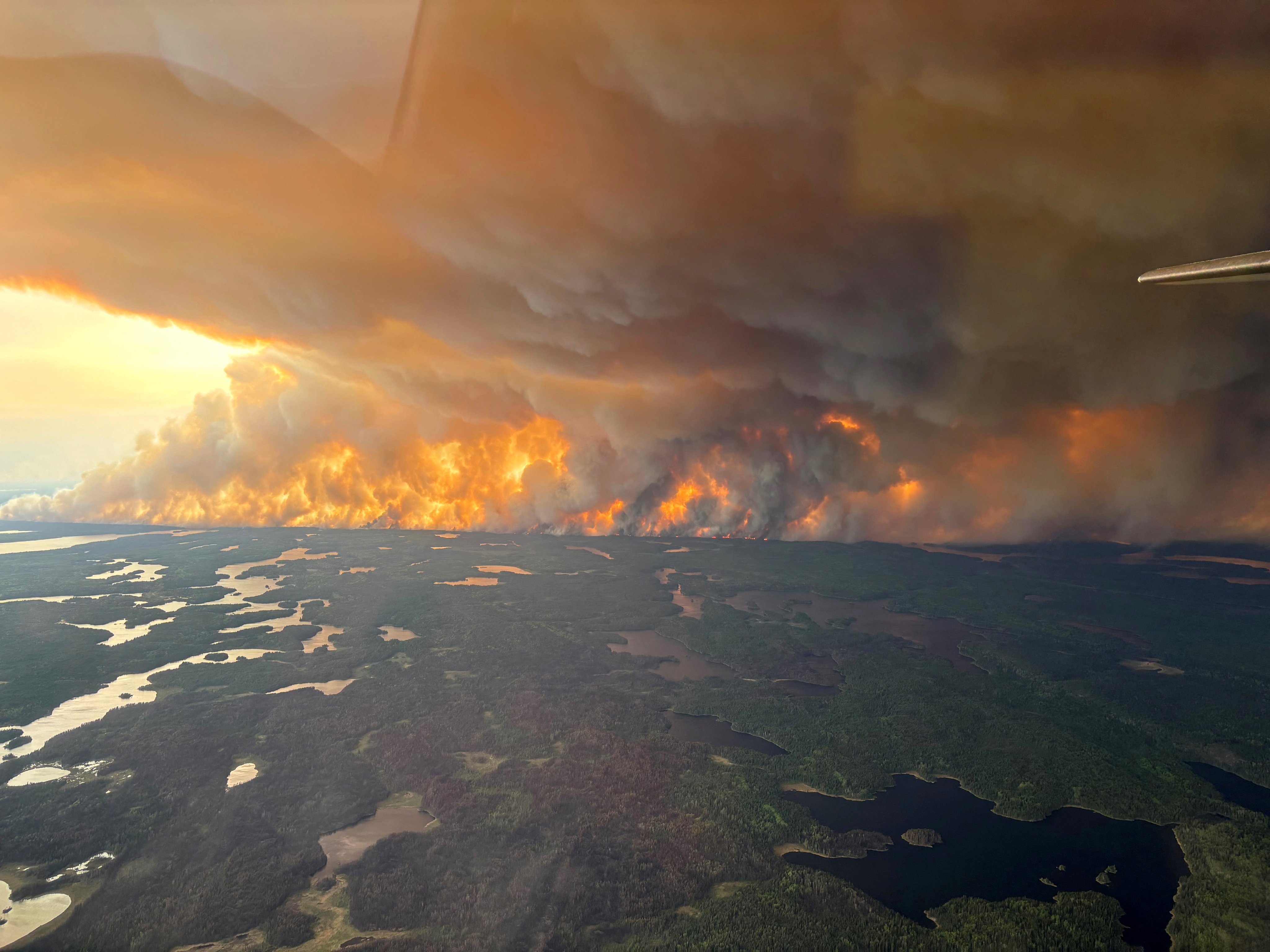 En Canadá, ya van 17.000 personas evacuadas por incendios forestales en Manitoba
