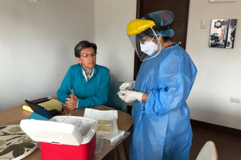 Gobernadores se hacen la prueba del COVID-19 ante el riesgo de contagio