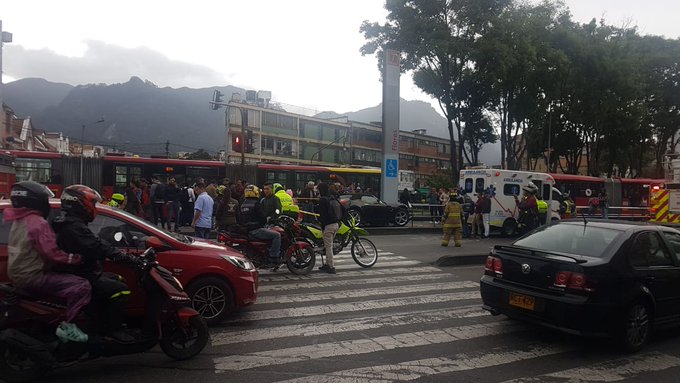 Tres personas resultaron heridas tras choque de un carro en estación de Transmilenio