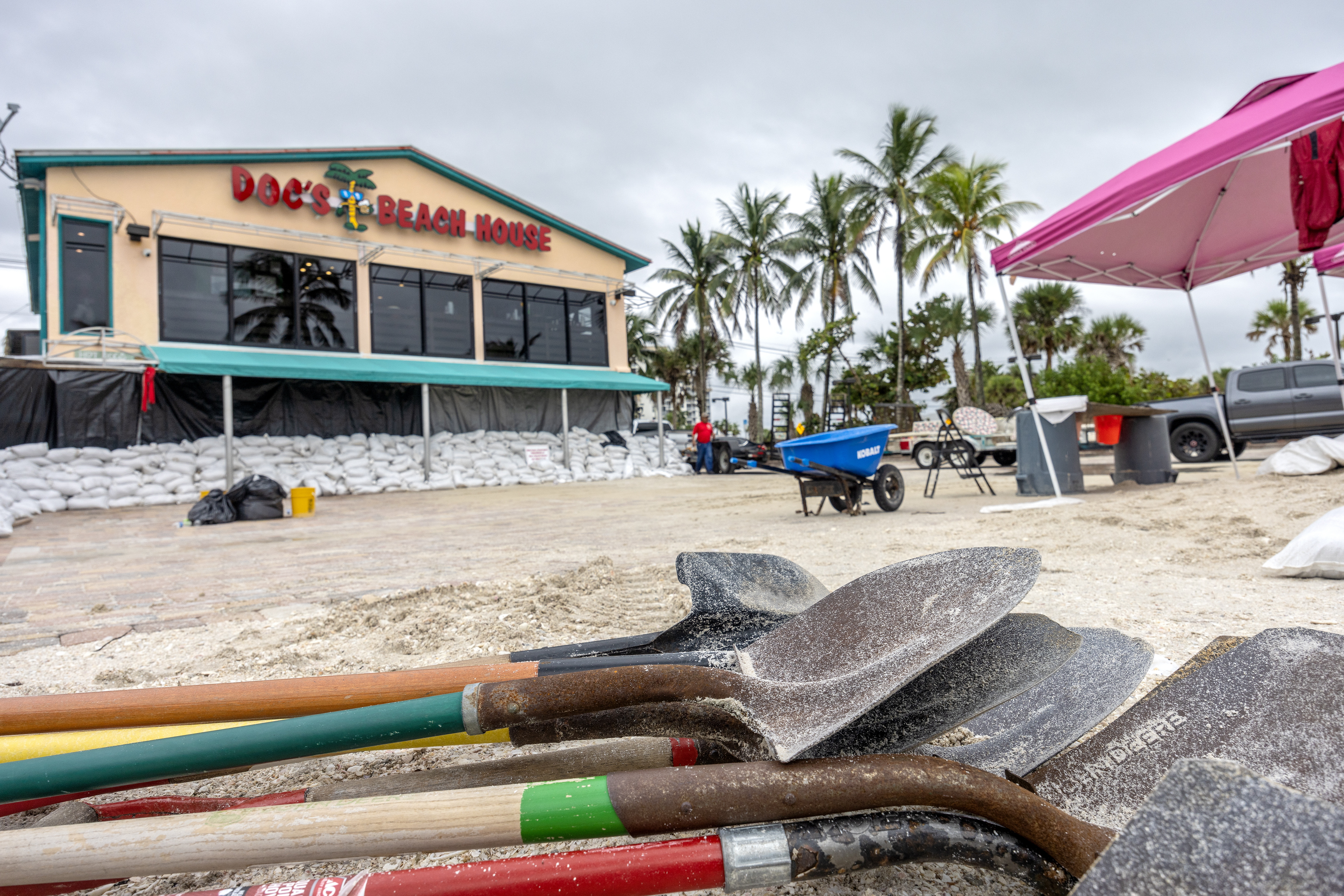 Fort Myers (United States), 08/10/2024.- A restaurant is surrounded by sand bags as the city prepares for Hurricane Milton in Bonita Beach, Florida, USA, 08 October 2024. According to the National Hurricane Center's Live Hurricane Tracker, Hurricane Milton is set to make landfall on the west coast of Florida on the evening of 09 October. After rapidly intensifying into a Category 5 storm on 07 October, Milton is expected to weaken as it reaches shore but will still bring significant weather impacts across the state. (tormenta) EFE/EPA/CRISTOBAL HERRERA-ULASHKEVICH