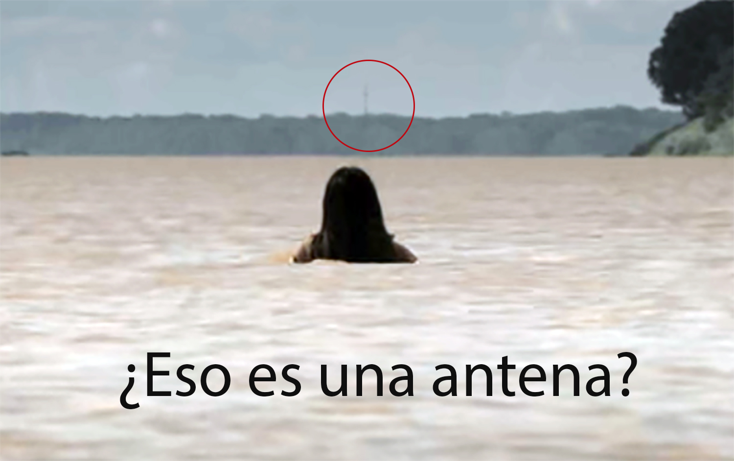 En una escena del quinto episodio que transcurre entre los años 50 y 60 vemos lo que parece ser una antena repetidora y sí es así no correpondería a dicha época.NetflixLos aciertos de Frontera verde son muchos, entre estos sus efectos especiales, que por ahora no se han visto en ninguna producción colombiana, pero el más relevante de todos es la apuesta de contar una historia que nos sumerge en esa cosmogonía amazónica y nos hace testigos de un mundo mágico que hasta ahora solo existía para sus pueblos ancestrales, ese mundo lleno de fantasía sobrenatural que solo los nativos pueden entender. Un drama policiaco narrado en tikuna, huitoto y español que le abre la ventana al mundo y le muestra otra narrativa que es parte de una de las tantas caras del drama colombiano y les enseña que no solo existe el eje temático que dicta la violencia del narcotráfico.