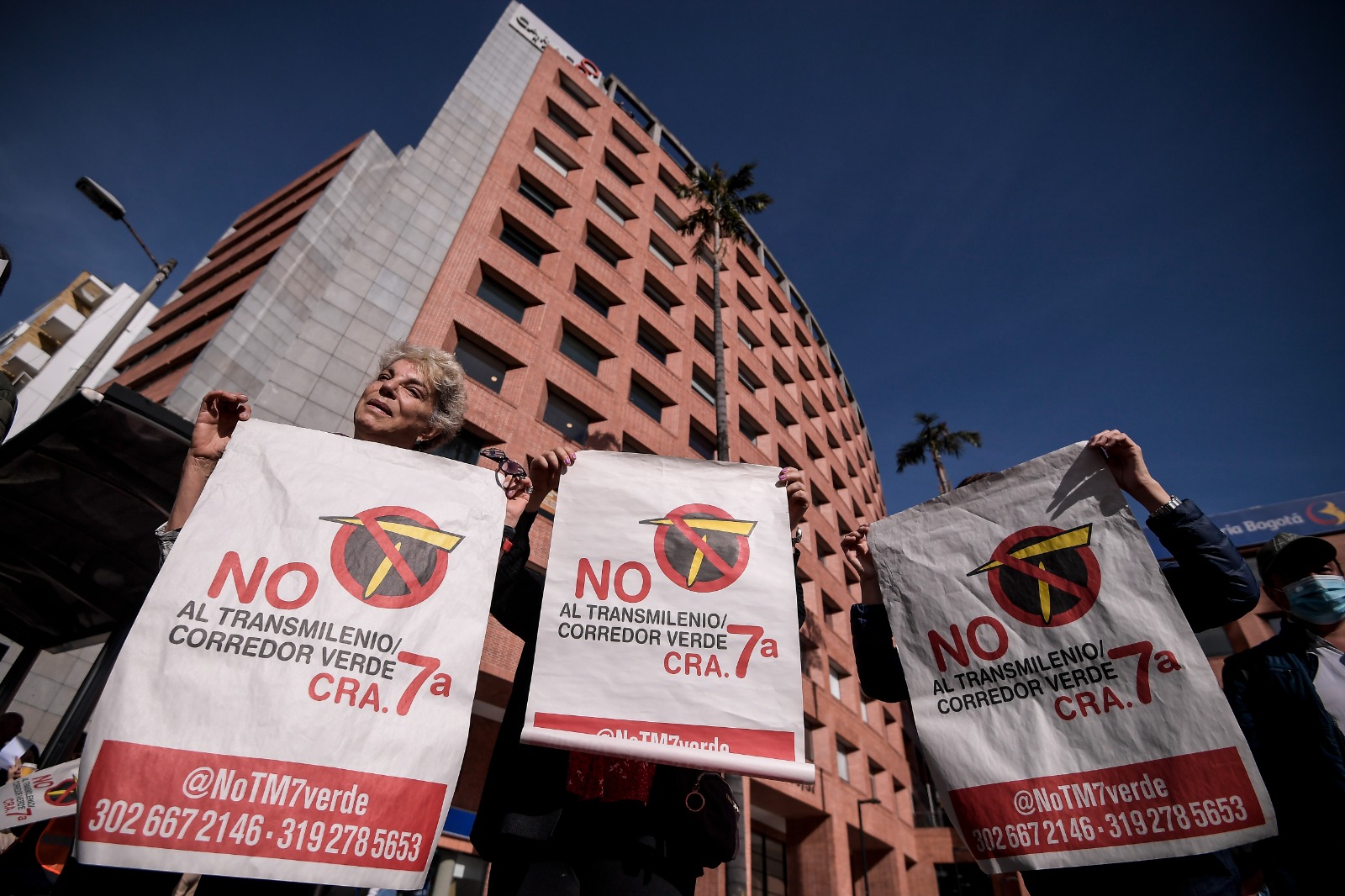 Vecinos de la carrera séptima, en Bogotá, salieron a protestar contra el proyecto.