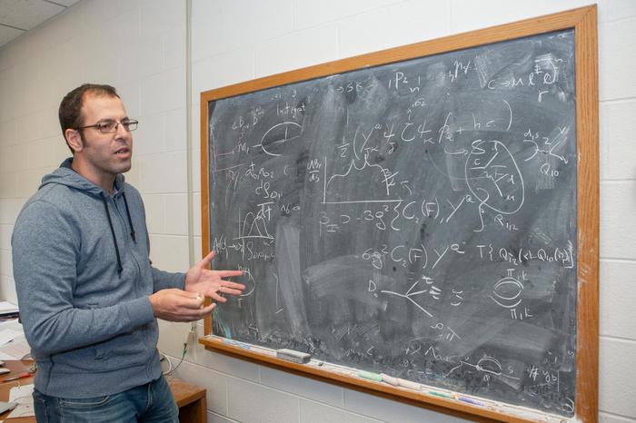 El profesor Jure Zupan es un físico teórico que estudia temas como la materia oscura.