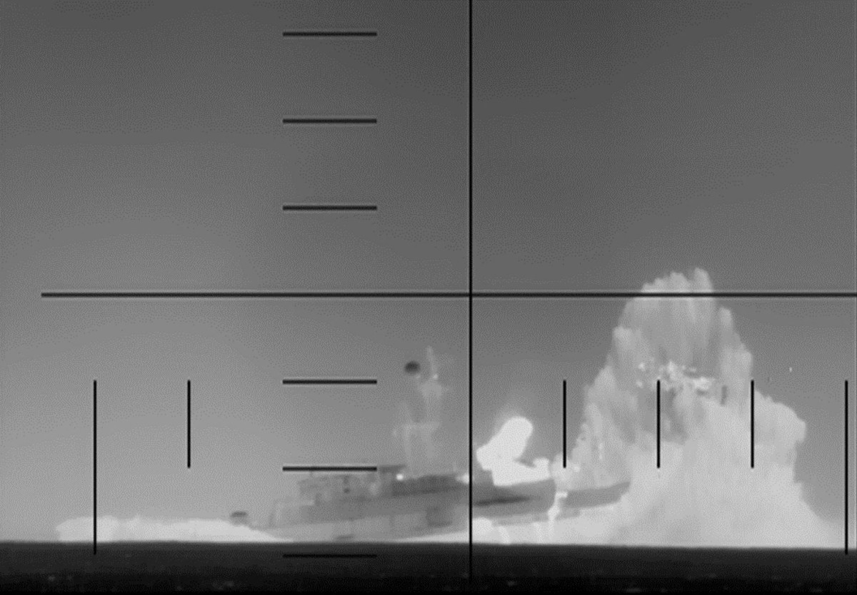 Esta captura de pantalla de un video publicado por el Departamento de Defensa de Estados Unidos muestra la imagen de un submarino estadounidense disparando y hundiendo un buque de guerra iraní con un torpedo en el océano Índico.