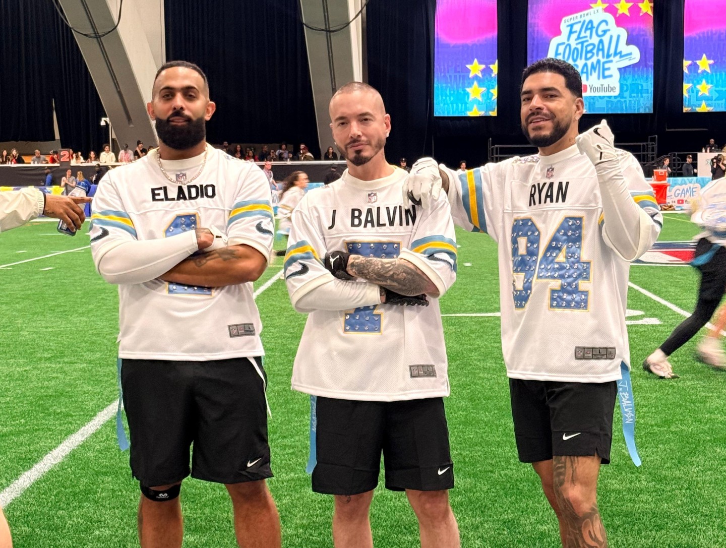 J Balvin y Ryan Castro estuvieron en el Flag Football Game del Súper Bowl