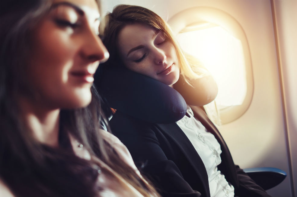 Cinco claves para dormir como un bebé en un vuelo largo