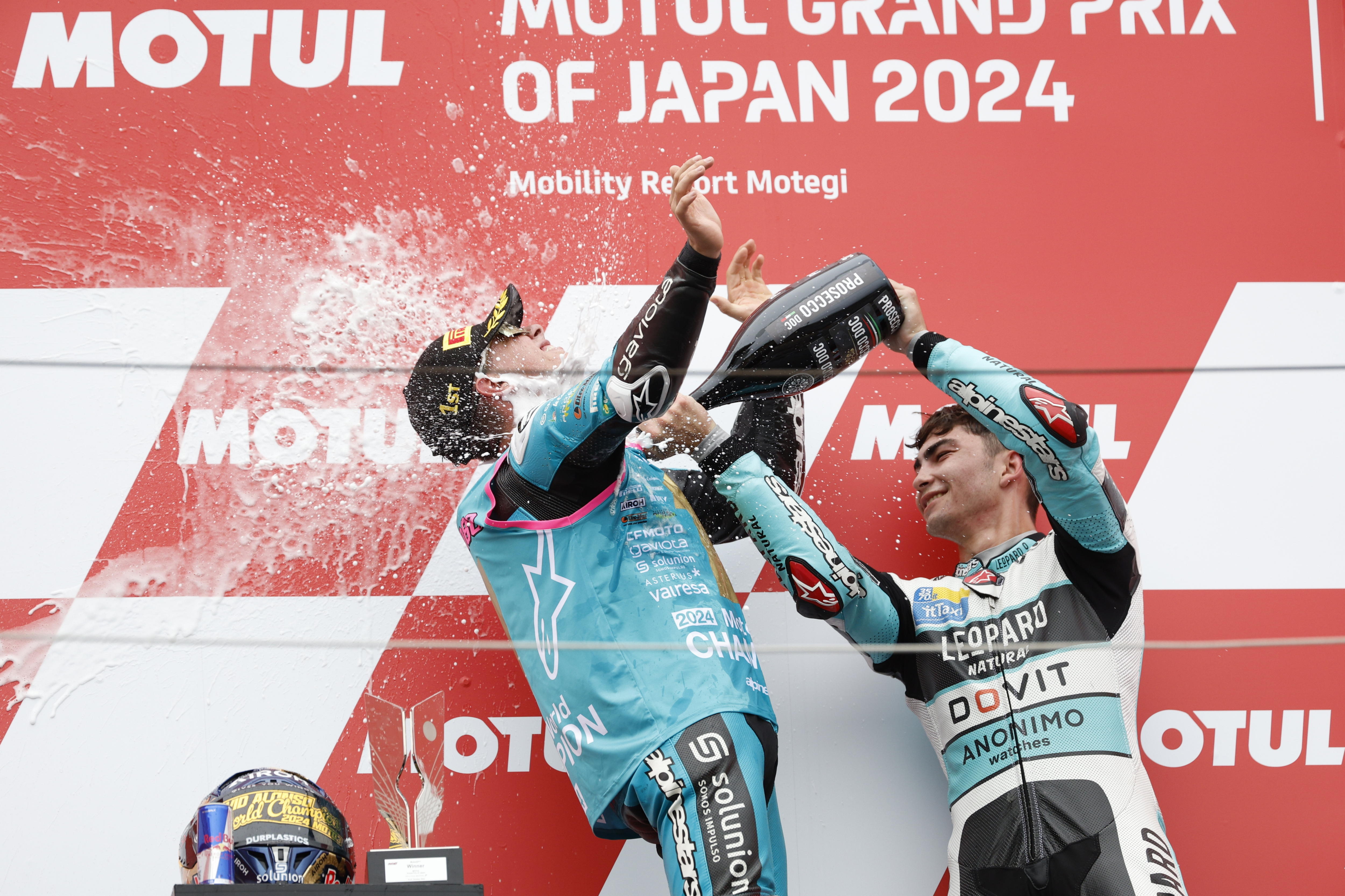 Motegi (Japan), 06/10/2024.- CFMOTO rider David Alonso of Colombia (L), winner and Moto3 World Champion, celebrates after the Moto3 race of the Motorcycling Grand Prix of Japan in Motegi, north of Tokyo, Japan, 06 October 2024. (Motociclismo, Ciclismo, Japón, Tokio) EFE/EPA/FRANCK ROBICHON