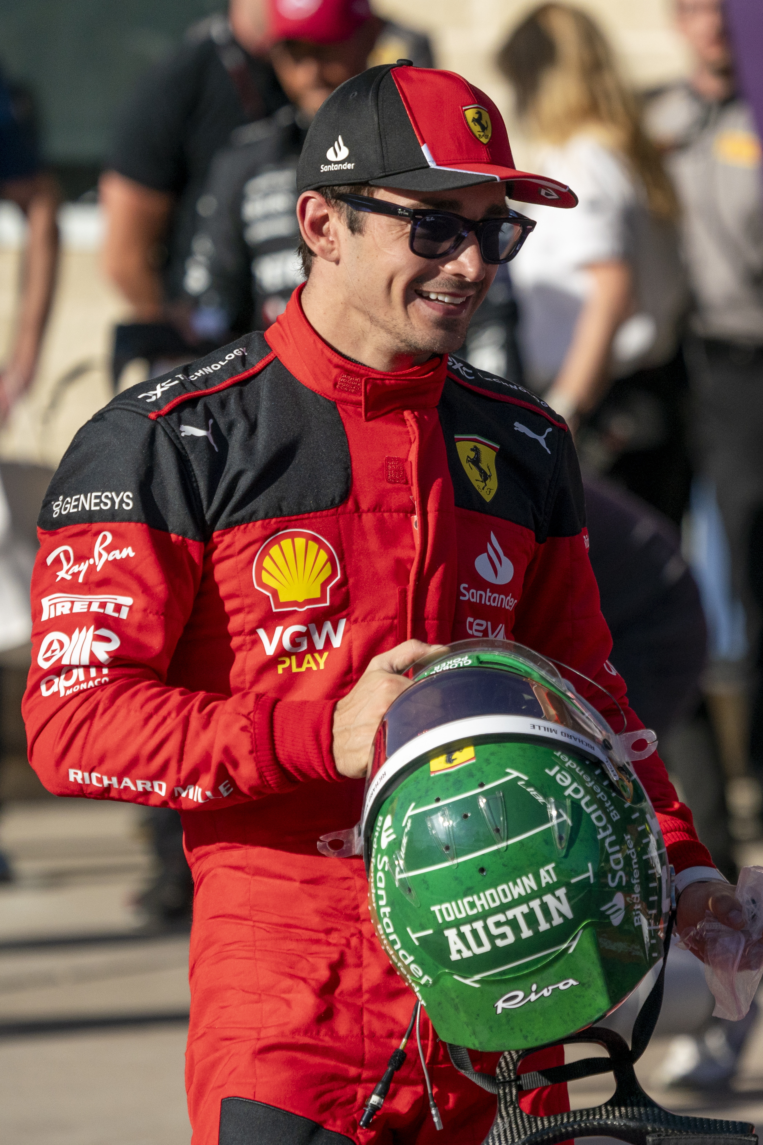 Austin (United States), 20/10/2023.- Charles Leclerc (C), Scuderia Ferrari driver on pit lane after taking pole position for the 2023 Formula 1 Grand Prix of the United States at the Circuit of the Americas in Austin, USA, 20 October 2023. (Fórmula Uno, Estados Unidos) EFE/EPA/SHAWN THEW