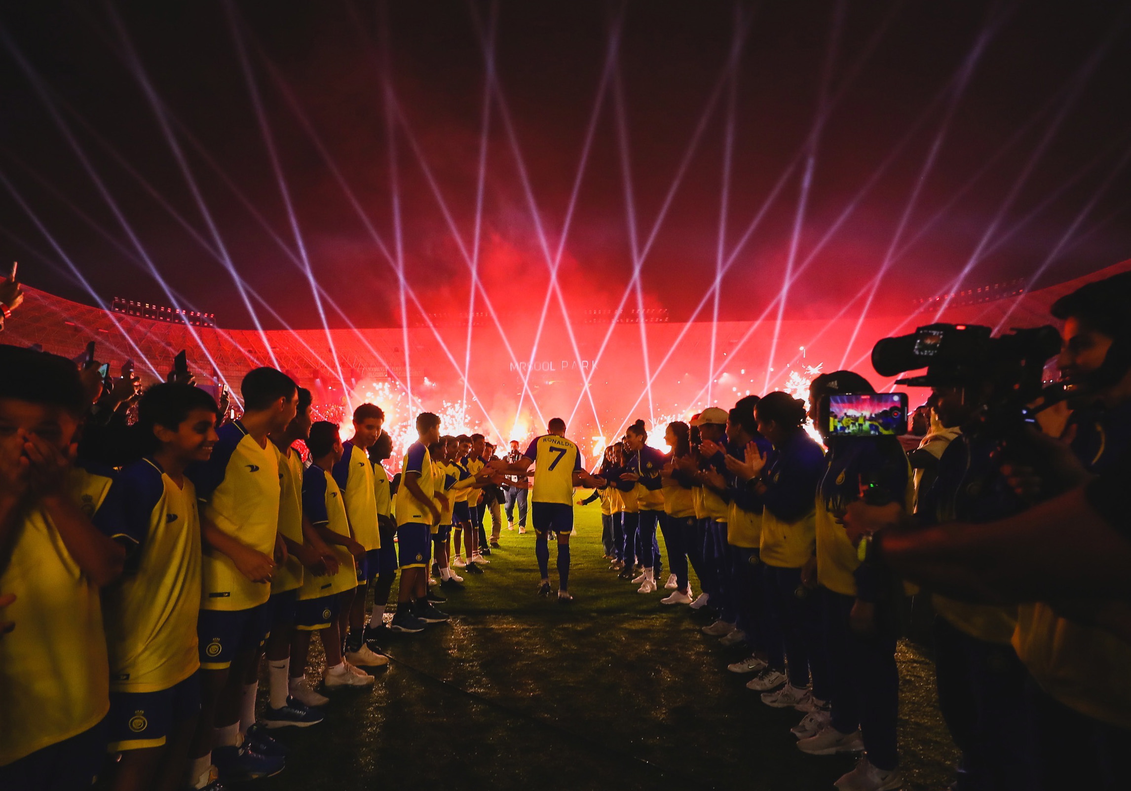 Riyadh (Saudi Arabia), 03/01/2023.- A handout photo made available by the Saudi Al-Nassr Club on 04 January 2023 shows Al-Nassr's new Portuguese forward Cristiano Ronaldo attending a presenting ceremony at Mrsool Park Stadium, in Riyadh, Saudi Arabia, 03 January 2023. Cristiano Ronaldo is presented at Mrsool Park stadium on 03 January after he signed a contract for Al-Nassr FC until 2025. (Arabia Saudita) EFE/EPA/AL-NASSR CLUB HANDOUT HANDOUT EDITORIAL USE ONLY/NO SALES
