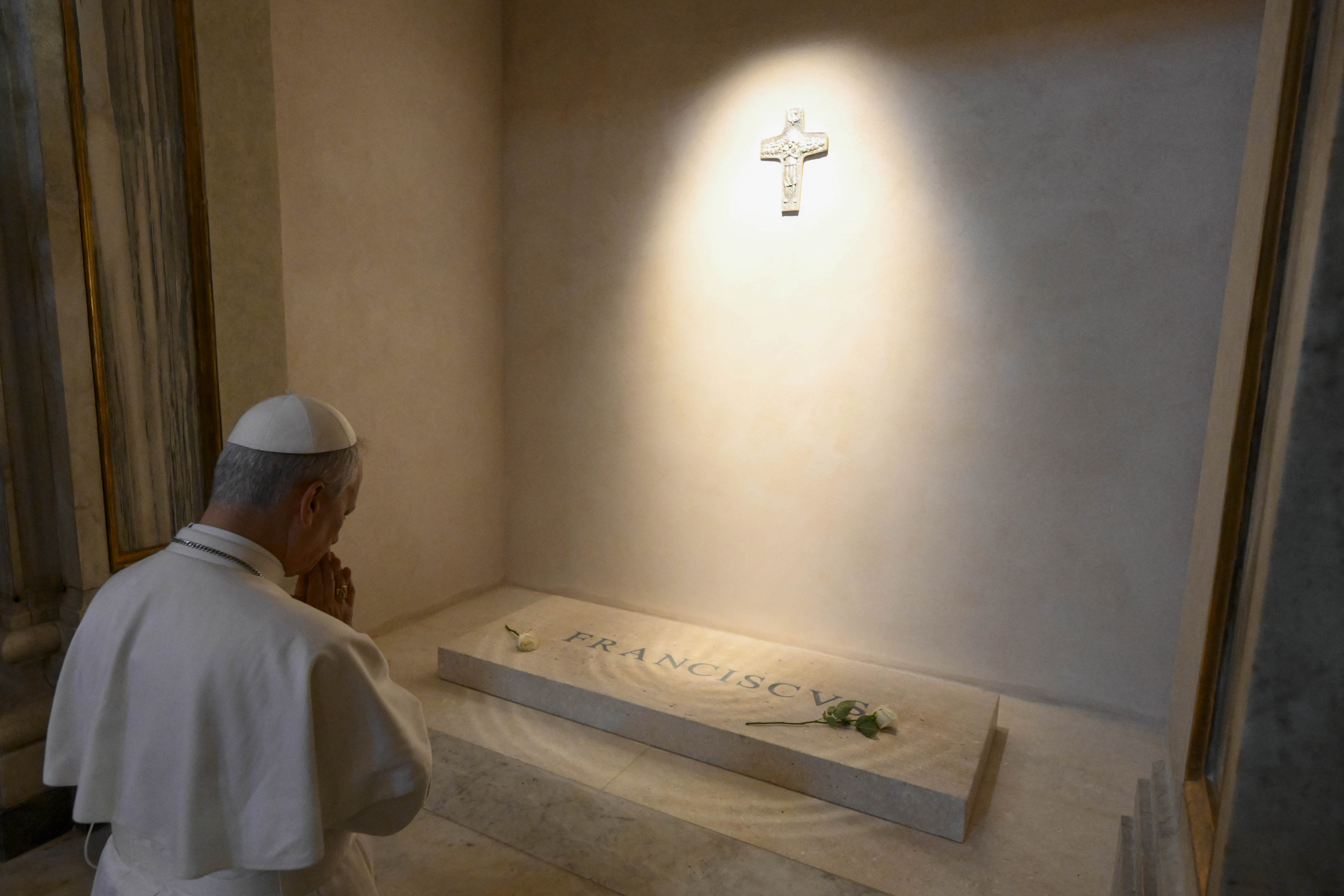 Papa León XIV visitó la tumba de Francisco y explicó la elección de su nombre