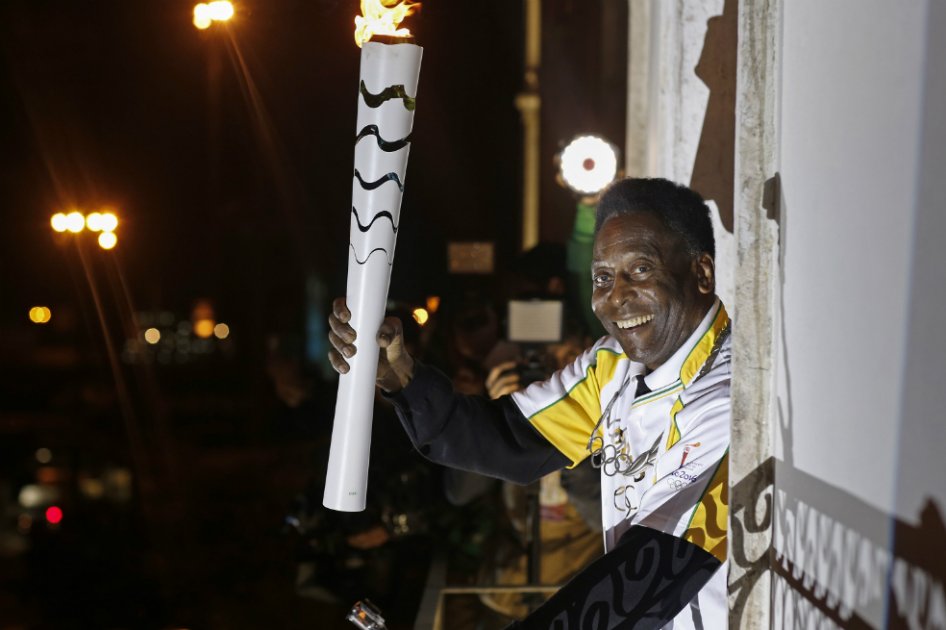 Pelé asió la antorcha en la ciudad de Santos desde el balcón del museo que lleva su nombre. / AFP