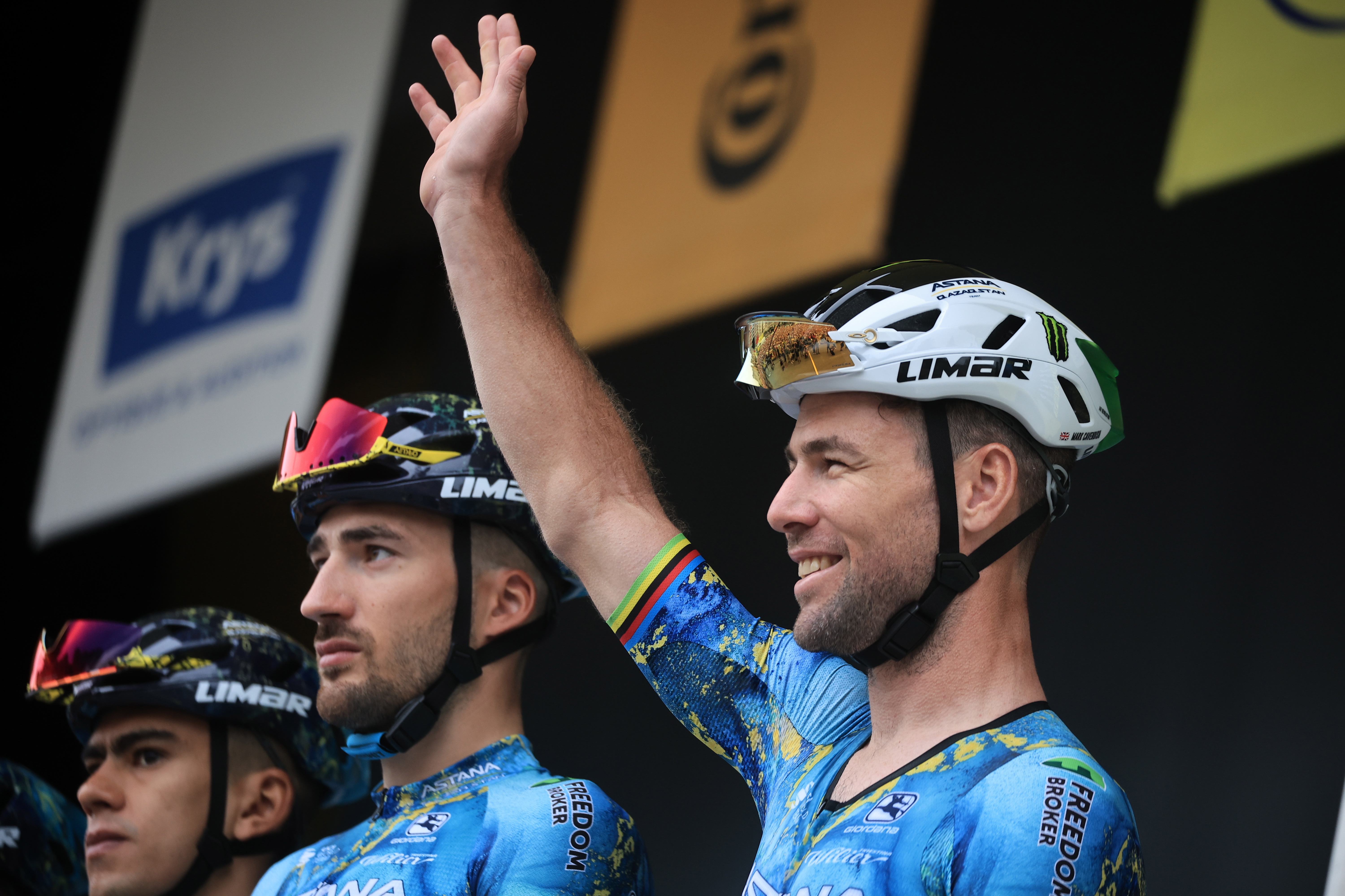 Bilbao (Spain), 01/07/2023.- British rider Mark Cavendish (R) of Astana Qazaqstan Team gestures before the start of the first stage of the Tour de France 2023, a 182km race with start and finish in Bilbao, Spain, 01 July 2023. (Ciclismo, Francia, España) EFE/EPA/CHRISTOPHE PETIT TESSON