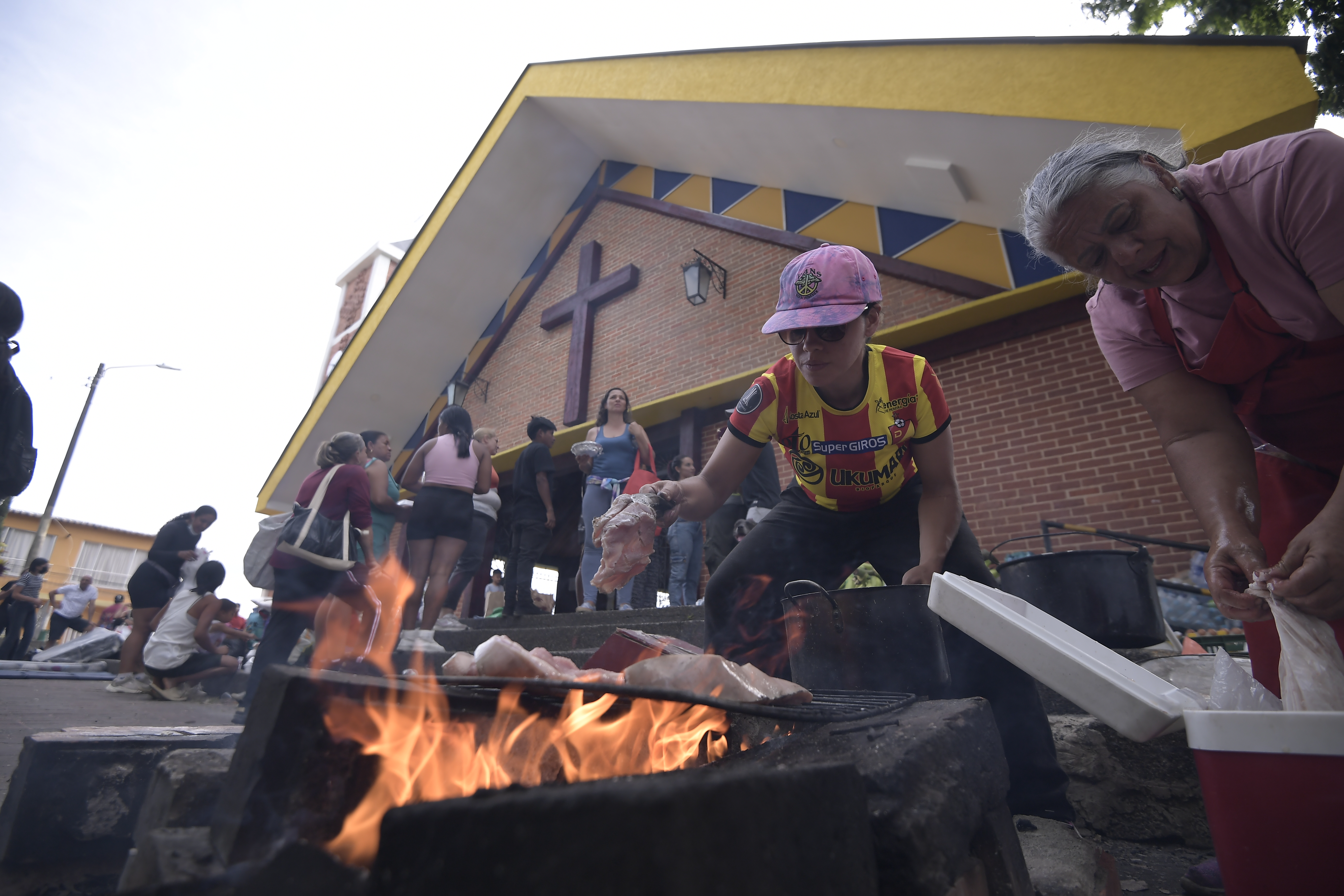 Rescatistas profesionales, acompañados por voluntarios y fuerza pública, retiran escombros y buscan sobrevivientes el 12 de agosto, tercer día del terremoto de 7.4 que azoto varias regiones de Colombia.