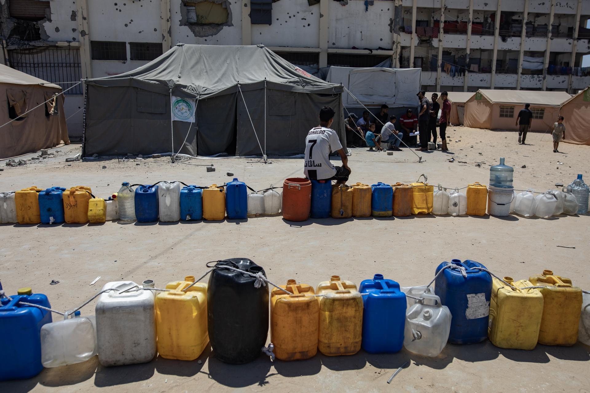 GAZA (---), 19/07/2025.- Internally displaced Palestinians line up to collect clean drinking water, in Gaza City, 19 July 2025. According to the UN around 90 percent of the population or 1.9 million people in Gaza have been displaced since the start of the conflict. EFE/EPA/HAITHAM IMAD
