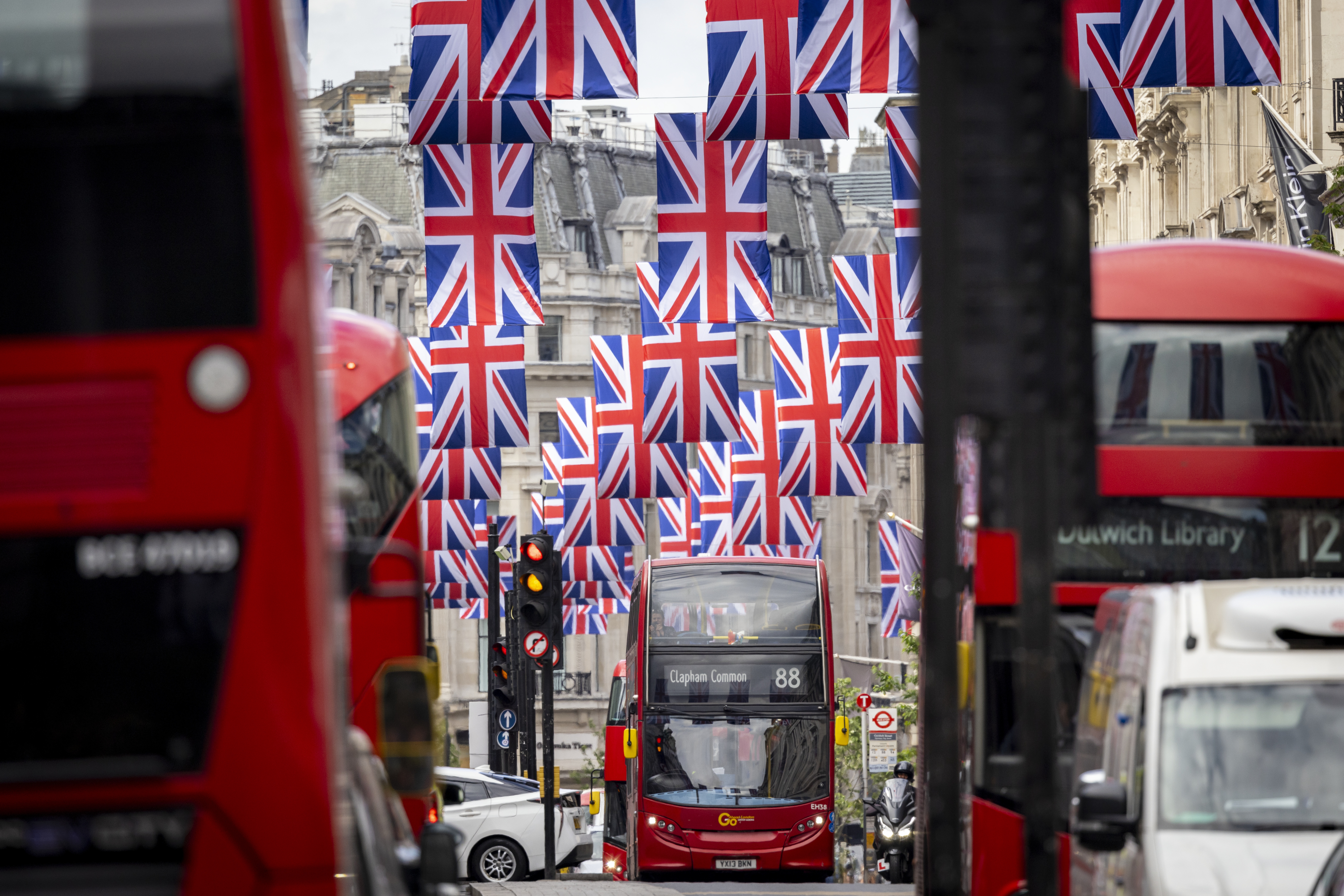 London (United Kingdom), 20/05/2022.- Buses drive as Union flags decorate Regent Street shopping district ahead of the Platinum Jubilee of Britain's Queen Elizabeth in London, Britain, 20 May 2022. The Platinum Jubilee of Queen Elizabeth II will be celebrated to mark the 70th anniversary of her accession to the throne on 06 February 1952. (Reino Unido, Londres) EFE/EPA/TOLGA AKMEN